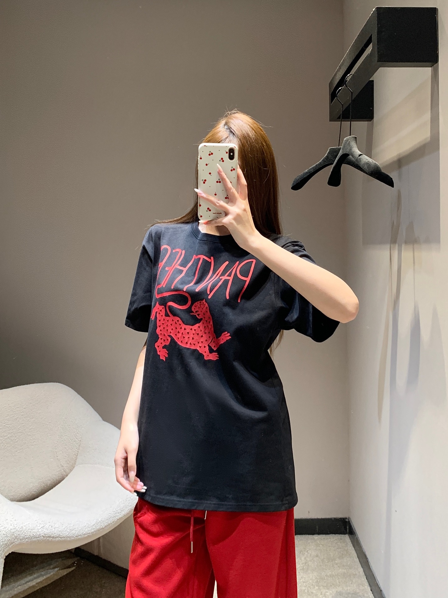 NO:685511,Valenti*o 26Ss new early spring leopard print round neck short-sleeved T-shirt丨Exclusive high-end version!  The red and black contrast colors bring aura, the leopard print is three-dimensional and eye-catching, the letters are iconic designs, the loose version is friendly to all body types, the pure cotton fabric is close-fitting, breathable and comfortable, casual pants are a lazy style, and a leather skirt can be worn to look like a hot girl. It can be worn alone or layered in early spring. Available in stock S/M/L, valentino, skirts, T-shirt, tees, t-shirt,19860909Valenti*o 26Ss早春新款 美洲豹印花圆领短袖T恤丨独家高版出品！红黑撞色自带气场,美洲豹印花立体又吸睛,字母是标志性设计,宽松版型对各种身材都友好,纯棉面料贴身穿透气又舒服,搭休闲裤是慵懒风,配皮裙又能穿出辣妹感,早春单穿叠穿都超可.现货发售S/M/L,,valentino,skirts,T-shirt,tees，t-shirt,,Women's clothing