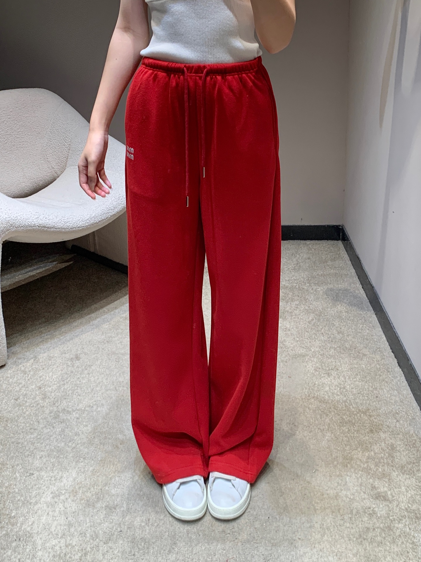 NO:685377,Miumi* 25FW autumn and winter treasure style logo printed drawstring casual pants丨Exclusive high-end version!  It’s so exciting for girls~ The red background color brings a vitality buff, the letter print on the side is an iconic design, the drawstring waist is not flattering, the wide-leg version is super friendly to the pear shape, the soft and waxy fabric is very comfortable to wear, and it is hot girl style when worn with a short top. It can be worn with a sweater for a sweet and lazy feeling, and it can be worn alone or layered in autumn and winter. Available now in S/M/L,, miumiu, sweaters,19860909Miumi* 25FW秋冬宝藏款 logo印花抽绳休闲裤丨独家高版出品！太戳少女心了～正红底色自带元气buff,侧边字母印花是标志性设计,抽绳高腰不挑身材,阔腿版型对梨形超友好,软糯面料贴身穿巨舒服,搭短上衣是辣妹风,配毛衣又能穿出甜系慵懒感,秋冬单穿叠穿都超可.现货发售S/M/L,,miumiu,sweaters,,Women's clothing