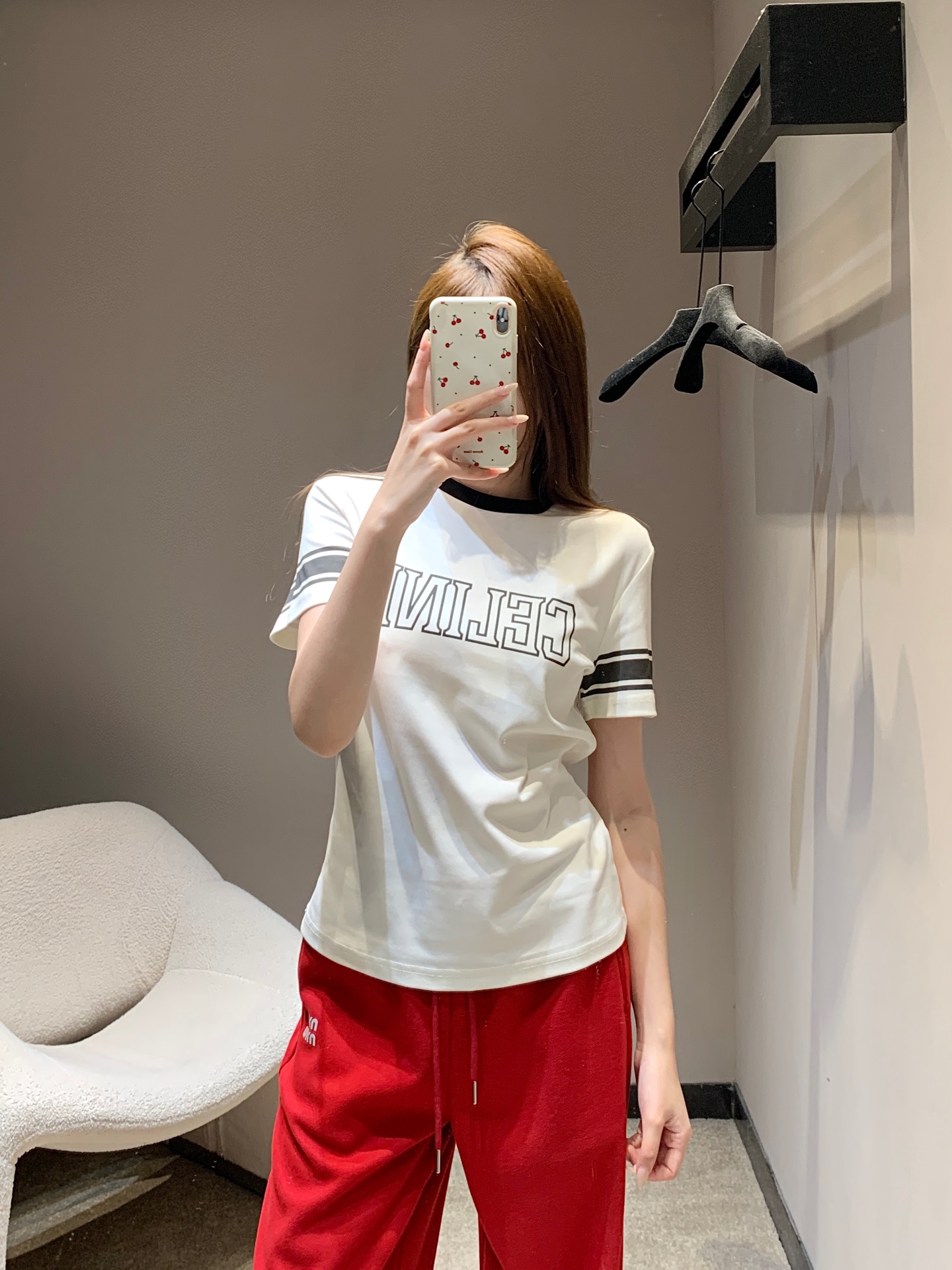 NO:685494,Celi*e 26SS new early spring letter-printed slim-fit T-shirt | Exclusive high-end version!  Mix minimalist aesthetics into letter printing. The off-white background is clean and high-end, and the letter printing is highly recognizable. The contrasting collar and armbands outline the coolness of the street. The slim fit fits the body shape without being tight. The pure cotton fabric is soft and elastic and skin-friendly. It can unlock the casual and simple style of early spring when paired with sweatpants and jeans. Ready for sale S/M/L,,celine,jeans,tees,t-shirt,19860909Celi*e 26SS早春新款 字母印花修身T恤丨独家高版出品！把极简美学揉进字母印花里.米白底色干净高级,字母印花极具辨识度,撞色领口与袖标勾勒街头酷感,修身版型贴合身形又不紧绷,纯棉面料软弹亲肤,搭运动裤、牛仔裤都能解锁早春的随性简约范.现货发售S/M/L,,celine,jeans,tees，t-shirt,,Women's clothing