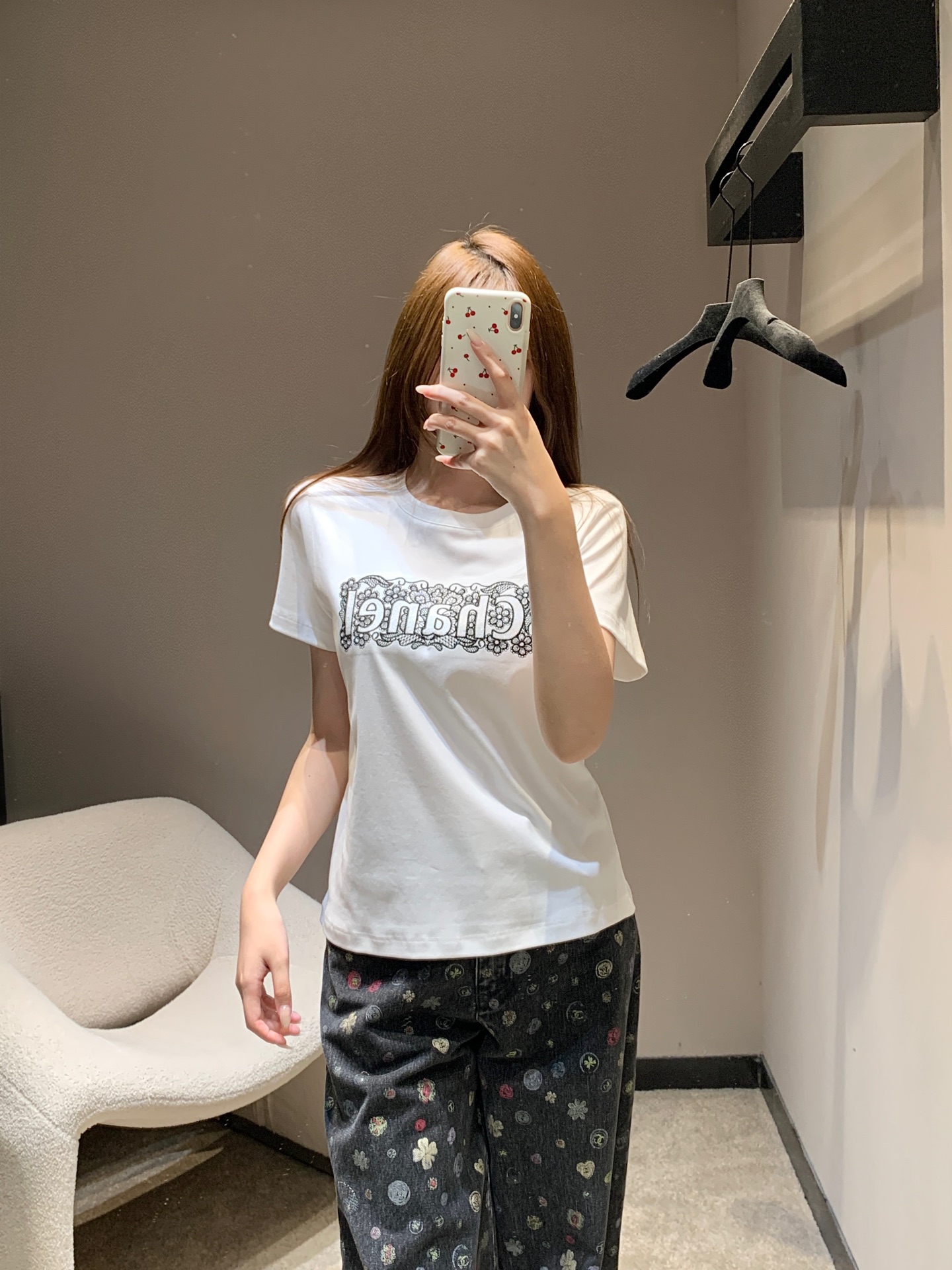 NO:685521,Chanel 26SS early spring new letter embroidered T-shirt丨Exclusive high-end version!  The exquisiteness is blended into the texture of lace embroidery. The pure white and classic black background colors are versatile and not attractive. The lace-textured letter embroidery is three-dimensional and elegant. The pure cotton fabric is soft and elastic and skin-friendly. The loose and short version has a high waistline. It can be worn with jeans and skirts to unlock the light luxury and casual style of early spring. Available in stock S/M/L, chanel, skirts, jeans, tees, t-shirt,19860909Chanel 26SS早春新款字母刺绣T恤丨独家高版出品！把精致揉进蕾丝刺绣肌理.纯净白与经典黑双底色百搭不挑人,蕾丝质感的字母刺绣立体又优雅,纯棉面料软弹亲肤,宽松短款版型拉高腰线,搭牛仔裤、半裙都能解锁早春的轻奢随性范.现货发售S/M/L,,chanel,skirts,jeans,tees，t-shirt,,Women's clothing