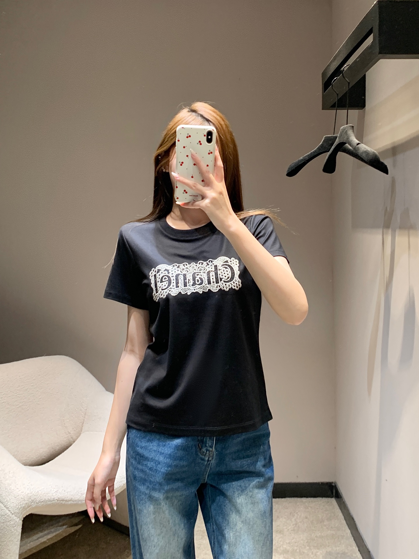 NO:685488,Chanel 26SS early spring new letter embroidered T-shirt丨Exclusive high-end version!  The exquisiteness is blended into the texture of lace embroidery. The pure white and classic black background colors are versatile and not attractive. The lace-textured letter embroidery is three-dimensional and elegant. The pure cotton fabric is soft and elastic and skin-friendly. The loose and short version has a high waistline. It can be worn with jeans and skirts to unlock the light luxury and casual style of early spring. Available in stock S/M/L, chanel, skirts, jeans, tees, t-shirt,19860909Chanel 26SS早春新款字母刺绣T恤丨独家高版出品！把精致揉进蕾丝刺绣肌理.纯净白与经典黑双底色百搭不挑人,蕾丝质感的字母刺绣立体又优雅,纯棉面料软弹亲肤,宽松短款版型拉高腰线,搭牛仔裤、半裙都能解锁早春的轻奢随性范.现货发售S/M/L,,chanel,skirts,jeans,tees，t-shirt,,Women's clothing