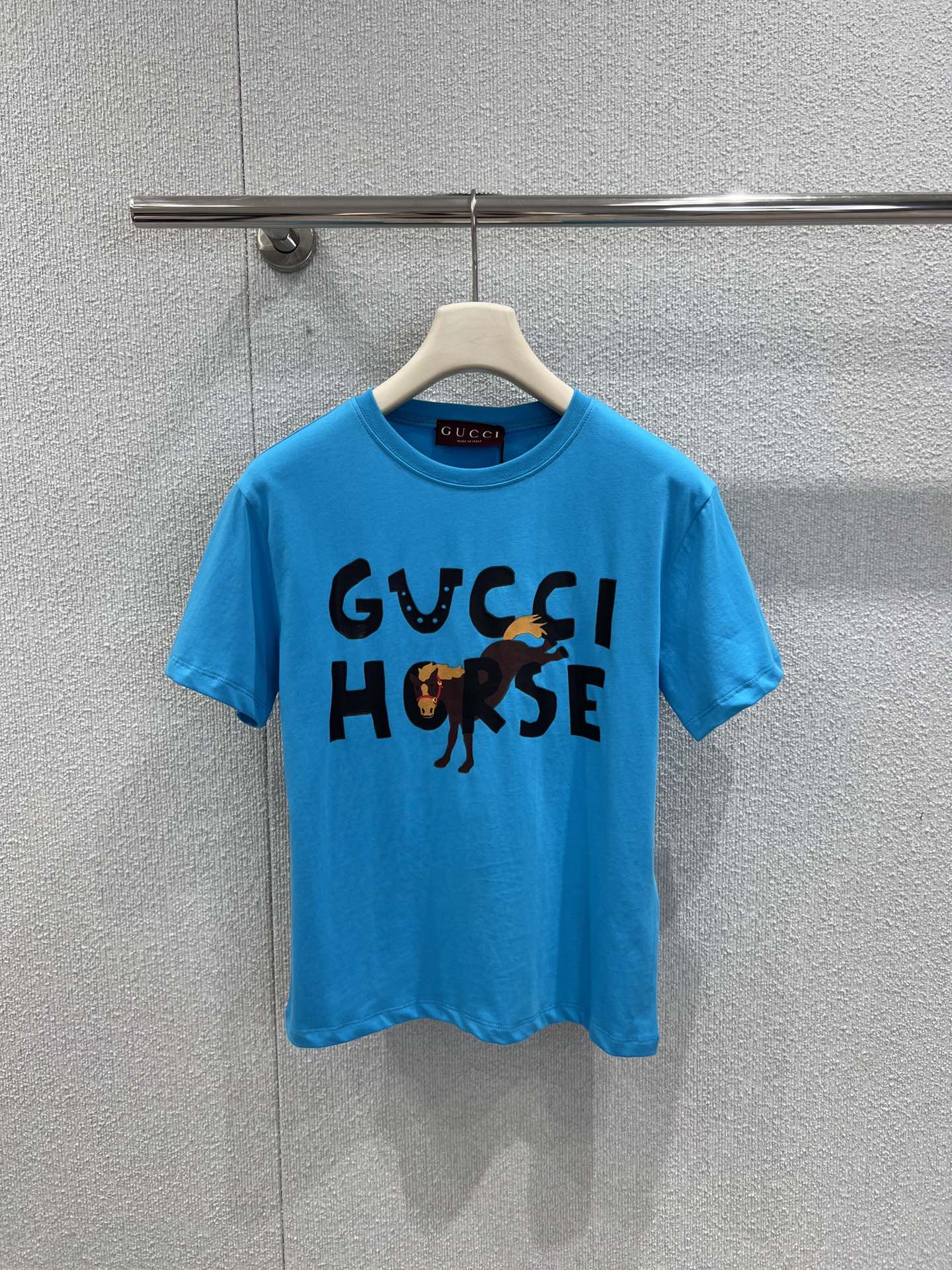 NO:686081,Support exchange Guc*i 26SS early spring new style letter horse print short-sleeved T-shirt丨Exclusive high-end version!  The printing is printed with environmentally friendly water-based ink, the color is firm and does not fade, and the touch is delicate and glue-free. The electric blue tone is rich and full, making the skin white and translucent, while the white version is clean and refreshing; the slim and short version design can be worn alone to highlight the waistline, or as an inner layering  Wear shirts and cardigans to add layers to your early spring look. It is an excellent choice to integrate luxury details into your daily life. Ready-made S/M/L real-shot detailed pictures, gucci, shirts, T-shirts, tees, t-shirts,19860909支持换款 Guc*i 26SS早春新款 字母骏马印花短袖T恤丨独家高版出品！印花采用环保水性油墨印制,色彩牢固不褪色,触感细腻无胶感.电光蓝调浓郁饱满,衬得肤色白皙透亮,白色款则干净清爽；修身短款的版型设计,既能单穿凸显腰线,又能作为内搭叠穿衬衫、开衫,为早春造型增添层次,是把高奢细节融入日常的绝佳选择.现货发售S/M/L实拍细节图,,gucci,shirts,T-shirt,tees，t-shirt,,Women's clothing