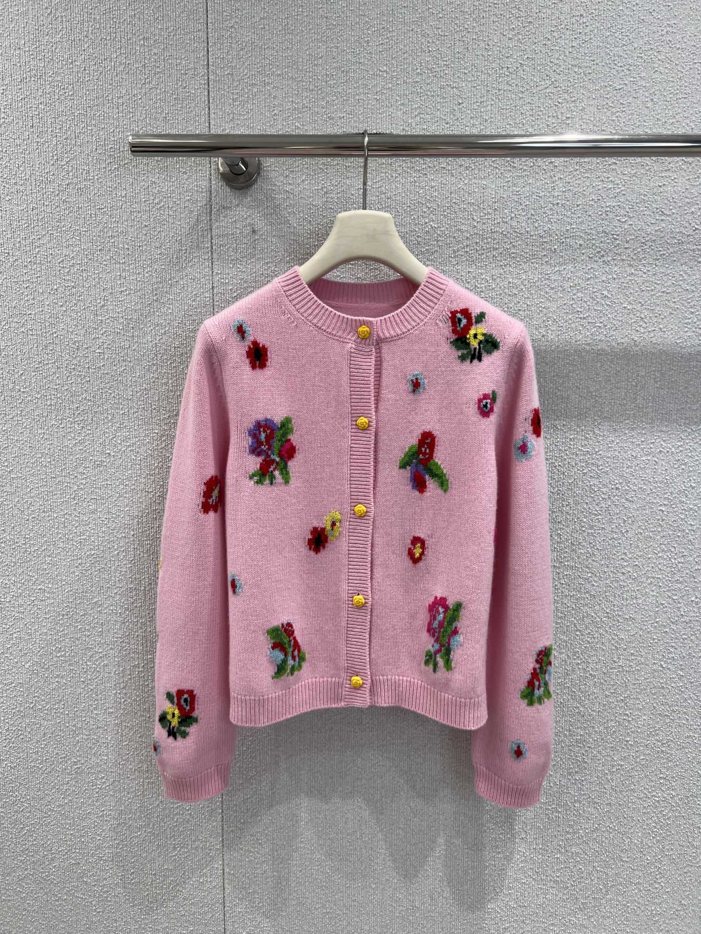 NO:686098,Supports exchange. Erdo* 26Ss early spring limited edition heavy craft intarsia cashmere cardigan丨Exclusive high-end version!  Heavy craft intarsia makes the flower pattern three-dimensional and vivid, the lake blue tone is gentle and not picky, the soft and waxy texture of 70 wool and 30 cashmere adds warmth to early spring; the simple round neck is suitable for various inner wear, the short silhouette optimizes body proportions, and the yellow button embellishment adds to the playfulness. None  Whether worn alone to create a fresh spring look, or layered with shirts and suspenders to add layering, it can become the highlight of the look. It is the best choice to enhance the sophistication of your outfit in early spring. Ready-made S/M/L real shot details, shirts,19860909支持换款 Erdo* 26Ss早春限定款 重工艺嵌花羊绒开衫丨独家高版出品！重工艺嵌花让花卉图案立体生动,湖水蓝调温柔不挑皮,70羊毛30羊绒软糯质感为早春添上暖意；简约圆领适配各种内搭,短款廓形优化身材比例,黄扣点缀更添俏皮.无论是单穿打造春日清新造型,还是叠穿衬衫、吊带增加层次感,都能成为造型的亮点,是早春提升穿搭精致度的不二之选.现货发售S/M/L实拍细节图,,shirts,,Women's clothing