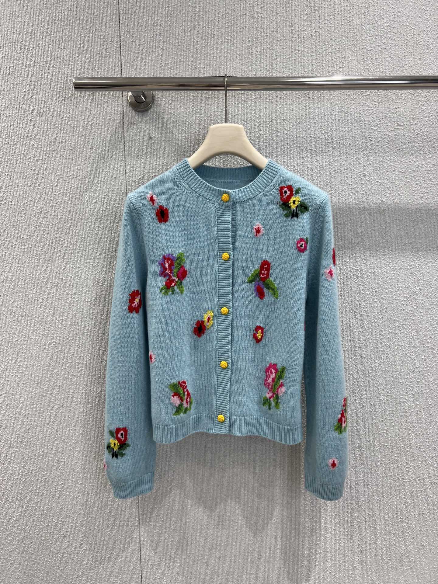 NO:686094,Supports exchange. Erdo* 26Ss early spring limited edition heavy craft intarsia cashmere cardigan丨Exclusive high-end version!  Heavy craft intarsia makes the flower pattern three-dimensional and vivid, the lake blue tone is gentle and not picky, the soft and waxy texture of 70 wool and 30 cashmere adds warmth to early spring; the simple round neck is suitable for various inner wear, the short silhouette optimizes body proportions, and the yellow button embellishment adds to the playfulness. None  Whether worn alone to create a fresh spring look, or layered with shirts and suspenders to add layering, it can become the highlight of the look. It is the best choice to enhance the sophistication of your outfit in early spring. Ready-made S/M/L real shot details, shirts,19860909支持换款 Erdo* 26Ss早春限定款 重工艺嵌花羊绒开衫丨独家高版出品！重工艺嵌花让花卉图案立体生动,湖水蓝调温柔不挑皮,70羊毛30羊绒软糯质感为早春添上暖意；简约圆领适配各种内搭,短款廓形优化身材比例,黄扣点缀更添俏皮.无论是单穿打造春日清新造型,还是叠穿衬衫、吊带增加层次感,都能成为造型的亮点,是早春提升穿搭精致度的不二之选.现货发售S/M/L实拍细节图,,shirts,,Women's clothing