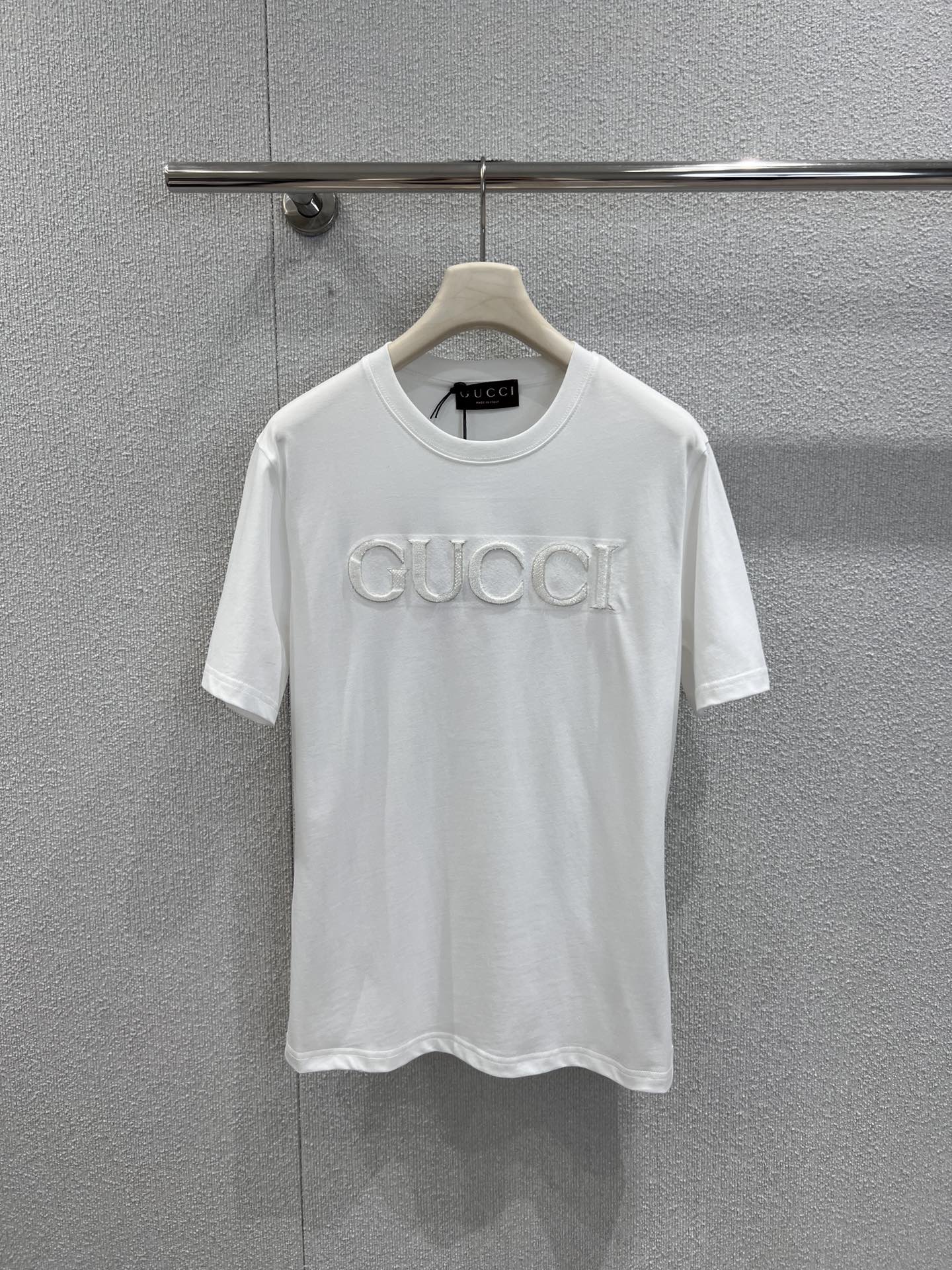 NO:686063,Support Guc*i 26SS early spring new style round neck short-sleeved T-shirt with letter embroidery and beading | Exclusive high-end version!  The high-count combed cotton fabric is selected, which is soft, breathable, stiff and not easy to deform. The classic black and white colors are suitable for different wearing scenarios; the letters on the body are made with embroidery and beading technology, the beads are full and shiny, and the embroidery stitches are fine and three-dimensional, giving the basic T-shirt an instant high-definition texture. The loose version is lazy and casual, and is very tolerant to the body shape!  Ready sale S/M/L real shot details, gucci, T-shirt, tees, t-shirt,19860909支持换款 Guc*i 26SS早春新款 字母刺绣串珠工艺圆领短袖T恤丨独家高版出品！甄选高支精梳棉面料,软滑透气且挺括不易变形,经典黑白双色适配不同穿搭场景；衣身字母采用刺绣串珠双工艺打造,串珠颗颗饱满莹润,刺绣针脚细密立体,让基础款T恤瞬间拥有高定质感.宽松的版型慵懒随性,对身形包容度极高！现货发售S/M/L实拍细节图,,gucci,T-shirt,tees，t-shirt,,Women's clothing