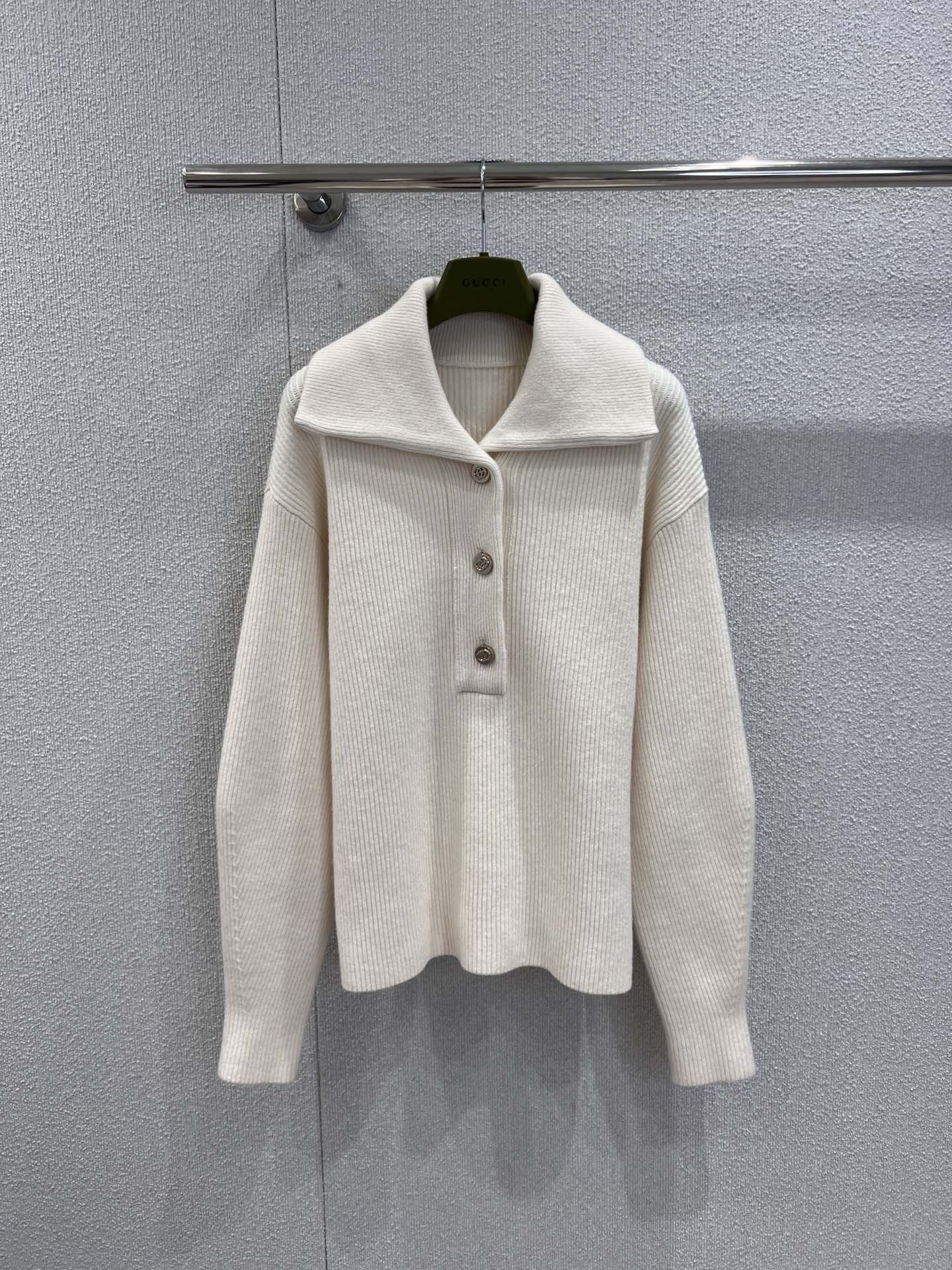 NO:686101,Support exchange Gucc* 25Fw new autumn and winter gold buckle cashmere large lapel sweater丨Exclusively developed by yb!  Top quality production!  Gentle autumn and winter armor is woven with luxurious cashmere. The iconic large lapel drapes lazily, modifying the neck line while showing Italian casualness; the retro gold buckle at the placket shines brightly, the double G hidden pattern hides the brand's style, and the delicate grooved texture outlines a soft body shape. Whether it is worn with  Pair it with a high-waisted leather skirt to create a retro celebrity style, or mix it with denim to express a modern aura. One piece can light up your entire autumn and winter wardrobe, perfectly blending luxury and practicality. Ready-made S/M/L real shot details, gucci, skirts,19860909支持换款 Gucc* 25Fw秋冬新款 金扣羊绒大翻领针织衫丨独家yb开发！顶级高版出品！以奢选羊绒织就秋冬温柔铠甲.标志性大翻领慵懒垂坠,修饰颈部线条的同时尽显意式随性；门襟处复古金扣熠熠生辉,双G暗纹暗藏品牌风骨,细腻坑条肌理勾勒出柔和身形.无论是搭配高腰皮裙演绎复古名伶风范,还是混搭牛仔释放摩登气场,一件便能点亮整个秋冬衣橱,将奢华与实穿主义完美融合.现货发售S/M/L实拍细节图,,gucci,skirts,,Women's clothing