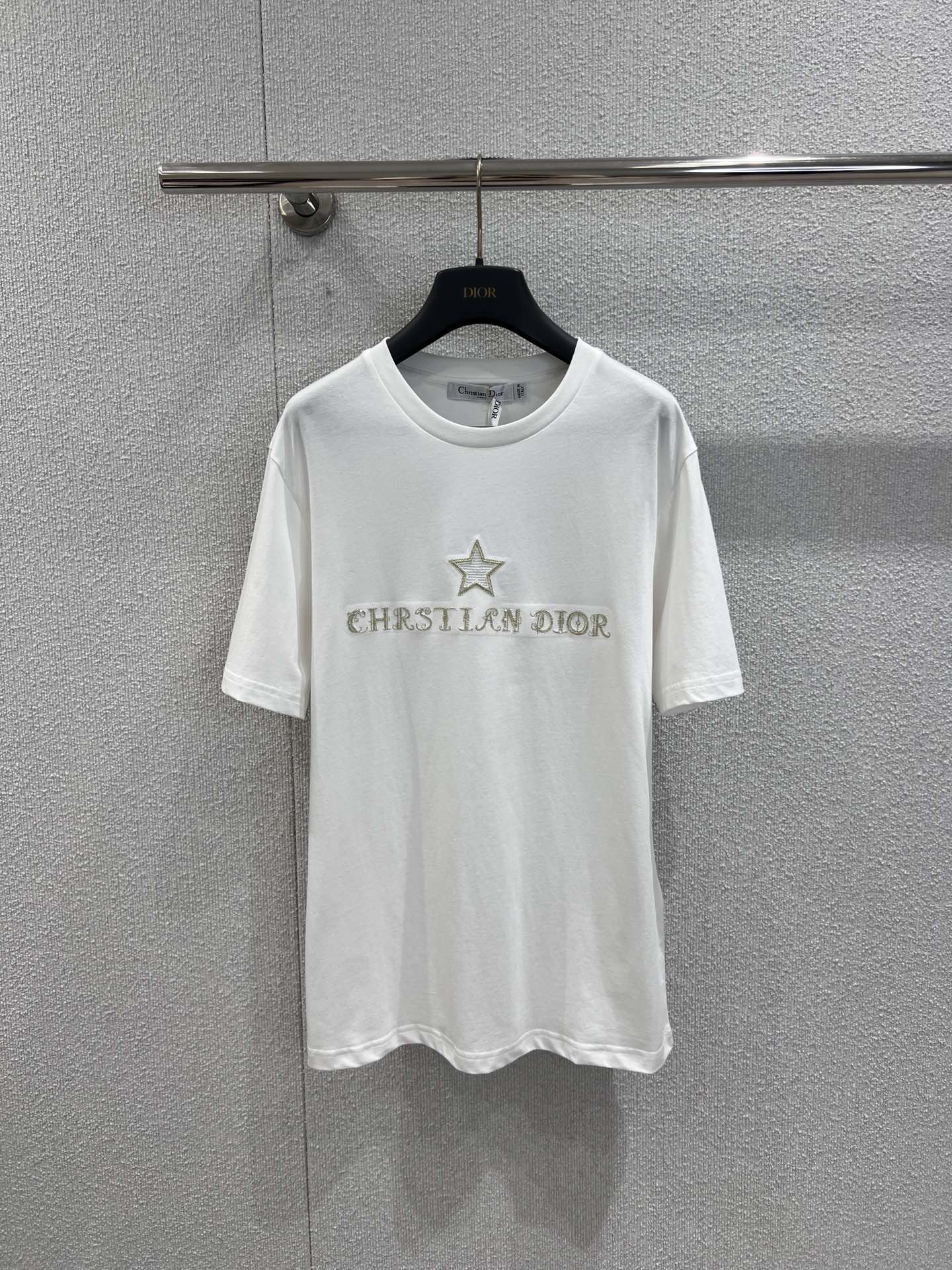 NO:686391,Support exchange Dio* 26SS early spring new style short-sleeved T-shirt with five-pointed star embroidery | Exclusive high-end version!  The soft and waxy touch of high-count pure cotton makes it feel comfortable when in contact with the skin. The round neck design is simple and elegant, and when paired with a beret, it can create a sweet and cool French retro style. The embroidery details on the chest are low-key but highly textured. The luster of the gold embroidery thread contrasts with the shimmer of the beads, making the simple T-shirt instantly  It is instantly recognizable. With its unique embroidery design and classic color matching, this T-shirt has become an excellent tool for creating a French-style atmosphere. Ready for sale S/M/L real shot details, dior, T-shirt, tees, t-shirt, hats,19860909支持换款 Dio* 26SS早春新款 字母五角星刺绣短袖T恤丨独家高版出品！高支纯棉的软糯触感,与肌肤接触时尽显舒适,圆领的设计简洁大方,搭配贝雷帽还能演绎出甜酷的法式复古风.胸前的刺绣细节低调却极具质感,金线绣线的光泽与珠片的细闪形成对比,让简约的T恤瞬间拥有辨识度.这款T恤以独特的刺绣设计和经典的配色,成为打造法式氛围感穿搭的绝佳利器.现货发售S/M/L实拍细节图,,dior,T-shirt,tees，t-shirt,hats,,Women's clothing