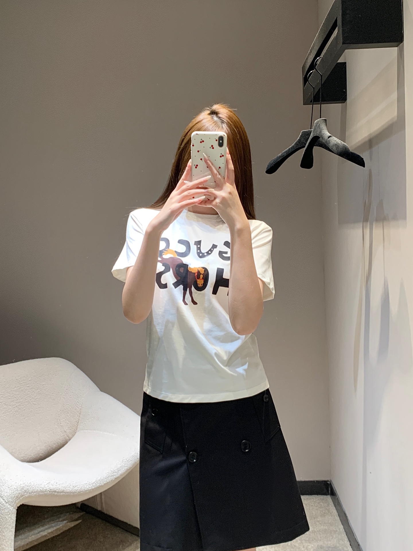 NO:686077,Guc*i 26SS early spring new style letter horse print short-sleeved T-shirt丨Exclusive high-end version!  The printing is printed with environmentally friendly water-based ink, the color is firm and does not fade, and the touch is delicate and glue-free. The electric blue tone is rich and full, making the skin white and translucent, while the white version is clean and refreshing; the slim and short version design can be worn alone to highlight the waistline, or as an inner layer.  Wear shirts and cardigans layered to add layers to your early spring look. It is an excellent choice to incorporate luxury details into your daily life. Available now in S/M/L, gucci, shirts, T-shirts, tees, t-shirts,19860909Guc*i 26SS早春新款 字母骏马印花短袖T恤丨独家高版出品！印花采用环保水性油墨印制,色彩牢固不褪色,触感细腻无胶感.电光蓝调浓郁饱满,衬得肤色白皙透亮,白色款则干净清爽；修身短款的版型设计,既能单穿凸显腰线,又能作为内搭叠穿衬衫、开衫,为早春造型增添层次,是把高奢细节融入日常的绝佳选择.现货发售S/M/L,,gucci,shirts,T-shirt,tees，t-shirt,,Women's clothing