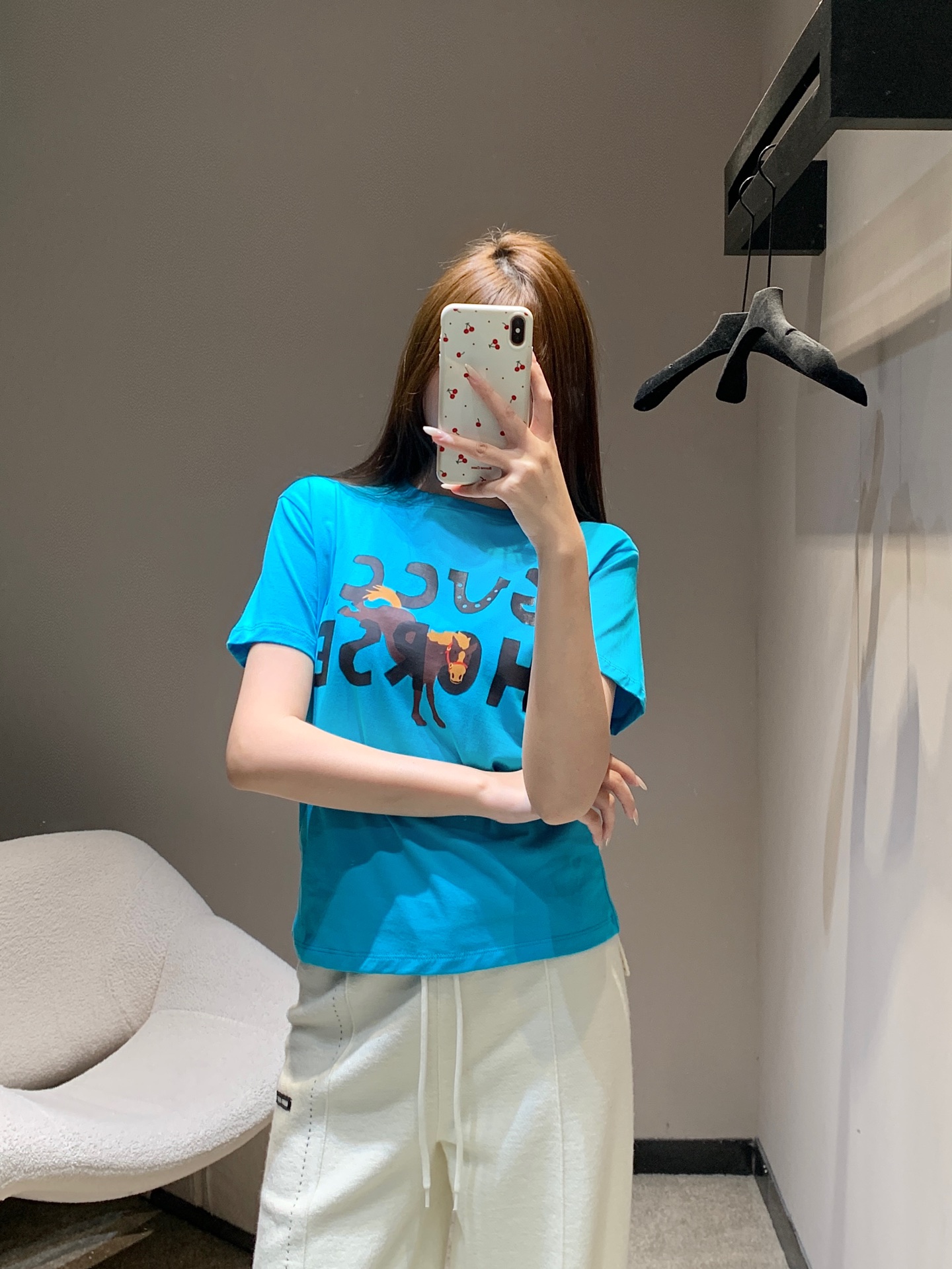 NO:686082,Guc*i 26SS early spring new style letter horse print short-sleeved T-shirt丨Exclusive high-end version!  The printing is printed with environmentally friendly water-based ink, the color is firm and does not fade, and the touch is delicate and glue-free. The electric blue tone is rich and full, making the skin white and translucent, while the white version is clean and refreshing; the slim and short version design can be worn alone to highlight the waistline, or as an inner layer.  Wear shirts and cardigans layered to add layers to your early spring look. It is an excellent choice to incorporate luxury details into your daily life. Available now in S/M/L, gucci, shirts, T-shirts, tees, t-shirts,19860909Guc*i 26SS早春新款 字母骏马印花短袖T恤丨独家高版出品！印花采用环保水性油墨印制,色彩牢固不褪色,触感细腻无胶感.电光蓝调浓郁饱满,衬得肤色白皙透亮,白色款则干净清爽；修身短款的版型设计,既能单穿凸显腰线,又能作为内搭叠穿衬衫、开衫,为早春造型增添层次,是把高奢细节融入日常的绝佳选择.现货发售S/M/L,,gucci,shirts,T-shirt,tees，t-shirt,,Women's clothing