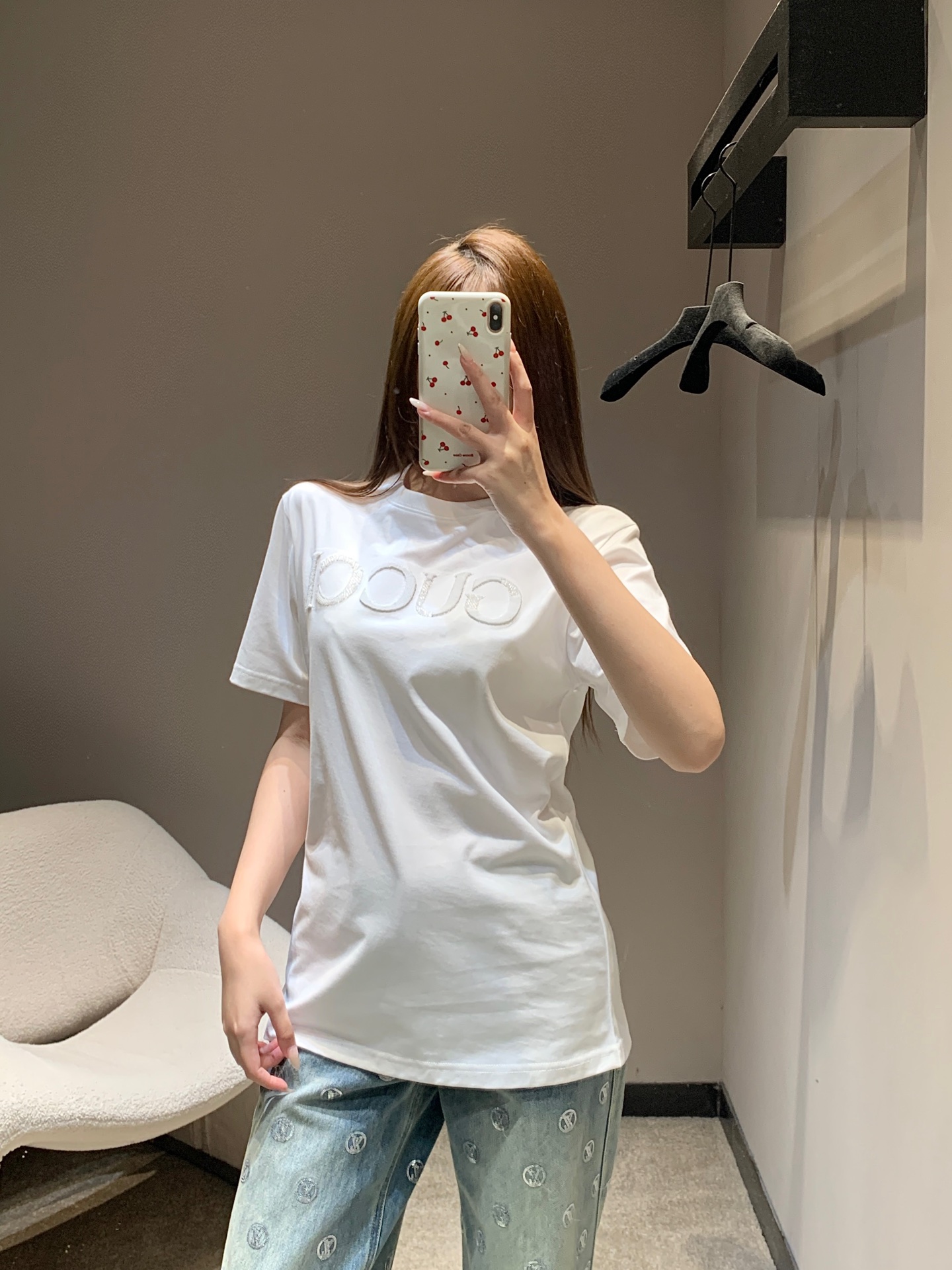 NO:686067,Guc*i 26SS early spring new style round neck short-sleeved T-shirt with letter embroidery and beading | Exclusive high-end version!  The high-count combed cotton fabric is selected, which is soft, breathable, stiff and not easy to deform. The classic black and white colors are suitable for different wearing scenarios; the letters on the body are made with embroidery and beading technology, the beads are full and shiny, and the embroidery stitches are fine and three-dimensional, giving the basic T-shirt an instant high-definition texture. The loose version is lazy and casual, and is very tolerant to the body shape!  Available in stock S/M/L,,gucci,T-shirt,tees,t-shirt,19860909Guc*i 26SS早春新款 字母刺绣串珠工艺圆领短袖T恤丨独家高版出品！甄选高支精梳棉面料,软滑透气且挺括不易变形,经典黑白双色适配不同穿搭场景；衣身字母采用刺绣串珠双工艺打造,串珠颗颗饱满莹润,刺绣针脚细密立体,让基础款T恤瞬间拥有高定质感.宽松的版型慵懒随性,对身形包容度极高！现货发售S/M/L,,gucci,T-shirt,tees，t-shirt,,Women's clothing