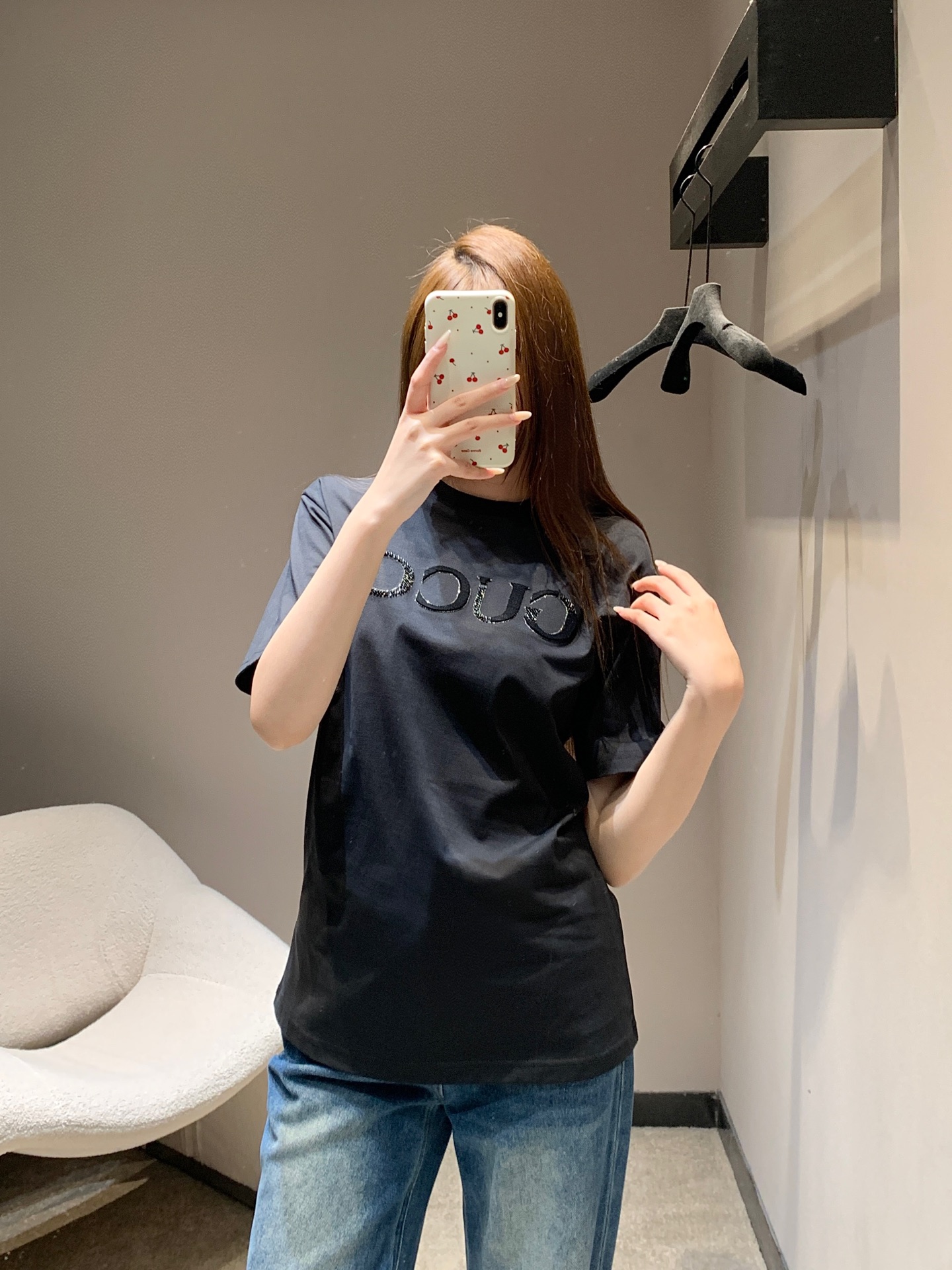 NO:686057,Guc*i 26SS early spring new style round neck short-sleeved T-shirt with letter embroidery and beading | Exclusive high-end version!  The high-count combed cotton fabric is selected, which is soft, breathable, stiff and not easy to deform. The classic black and white colors are suitable for different wearing scenarios; the letters on the body are made with embroidery and beading technology, the beads are full and shiny, and the embroidery stitches are fine and three-dimensional, giving the basic T-shirt an instant high-definition texture. The loose version is lazy and casual, and is very tolerant to the body shape!  Available in stock S/M/L,,gucci,T-shirt,tees,t-shirt,19860909Guc*i 26SS早春新款 字母刺绣串珠工艺圆领短袖T恤丨独家高版出品！甄选高支精梳棉面料,软滑透气且挺括不易变形,经典黑白双色适配不同穿搭场景；衣身字母采用刺绣串珠双工艺打造,串珠颗颗饱满莹润,刺绣针脚细密立体,让基础款T恤瞬间拥有高定质感.宽松的版型慵懒随性,对身形包容度极高！现货发售S/M/L,,gucci,T-shirt,tees，t-shirt,,Women's clothing