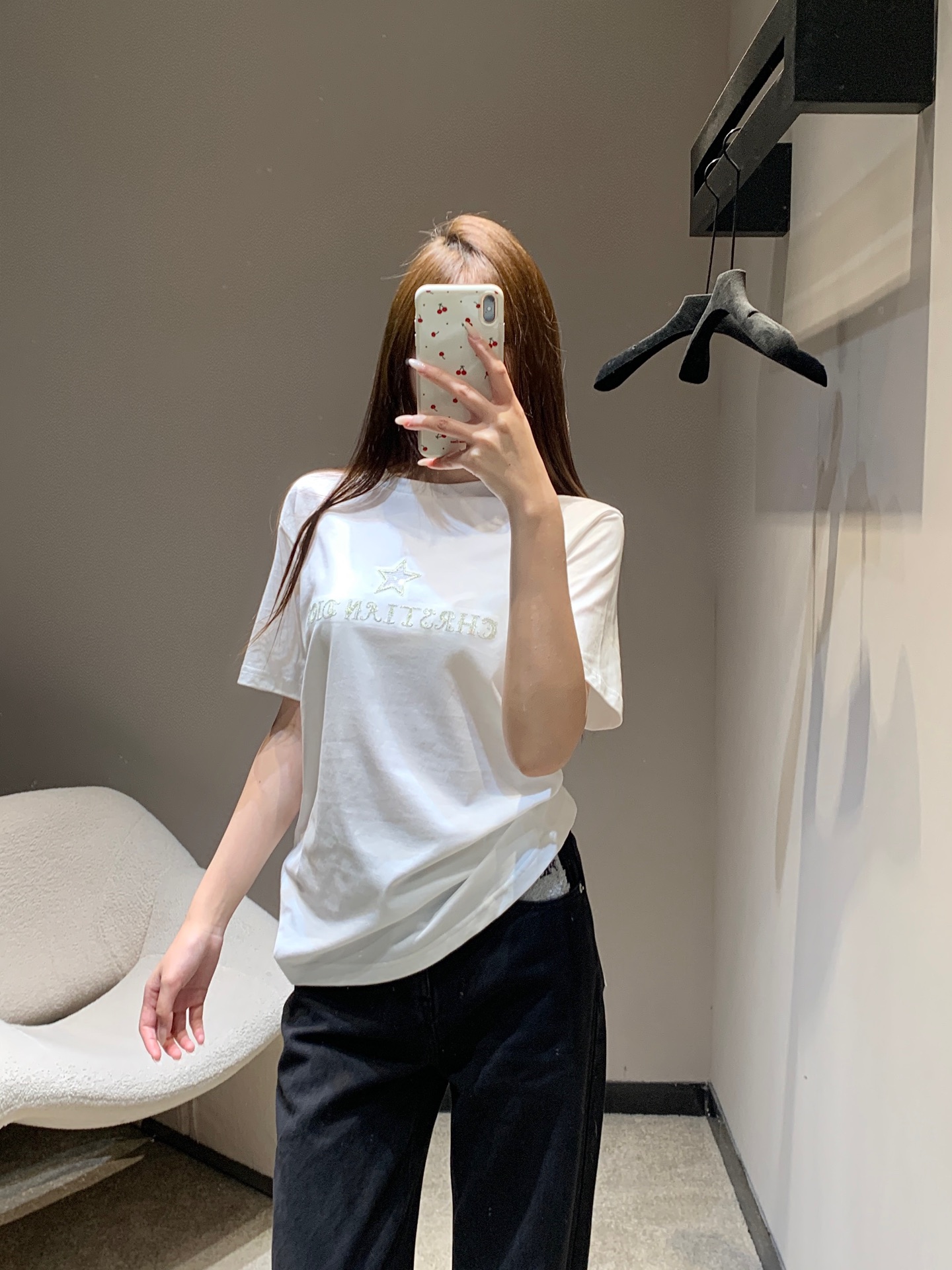 NO:686393,Dio* 26SS early spring new style short-sleeved T-shirt with five-pointed star embroidery | Exclusive high-end version!  The soft and waxy touch of high-count pure cotton is comfortable when in contact with the skin. The round neck design is simple and elegant. When paired with a beret, it can also create a sweet and cool French retro style. The embroidery details on the chest are low-key but highly textured. The luster of the gold embroidery thread contrasts with the fine sparkle of the beads, making the simple  The T-shirt is instantly recognizable. With its unique embroidery design and classic color matching, this T-shirt has become an excellent tool for creating a French atmosphere. Available in stock S/M/L, dior, T-shirt, tees, t-shirt, hats,19860909Dio* 26SS早春新款 字母五角星刺绣短袖T恤丨独家高版出品！高支纯棉的软糯触感,与肌肤接触时尽显舒适,圆领的设计简洁大方,搭配贝雷帽还能演绎出甜酷的法式复古风.胸前的刺绣细节低调却极具质感,金线绣线的光泽与珠片的细闪形成对比,让简约的T恤瞬间拥有辨识度.这款T恤以独特的刺绣设计和经典的配色,成为打造法式氛围感穿搭的绝佳利器.现货发售S/M/L,,dior,T-shirt,tees，t-shirt,hats,,Women's clothing