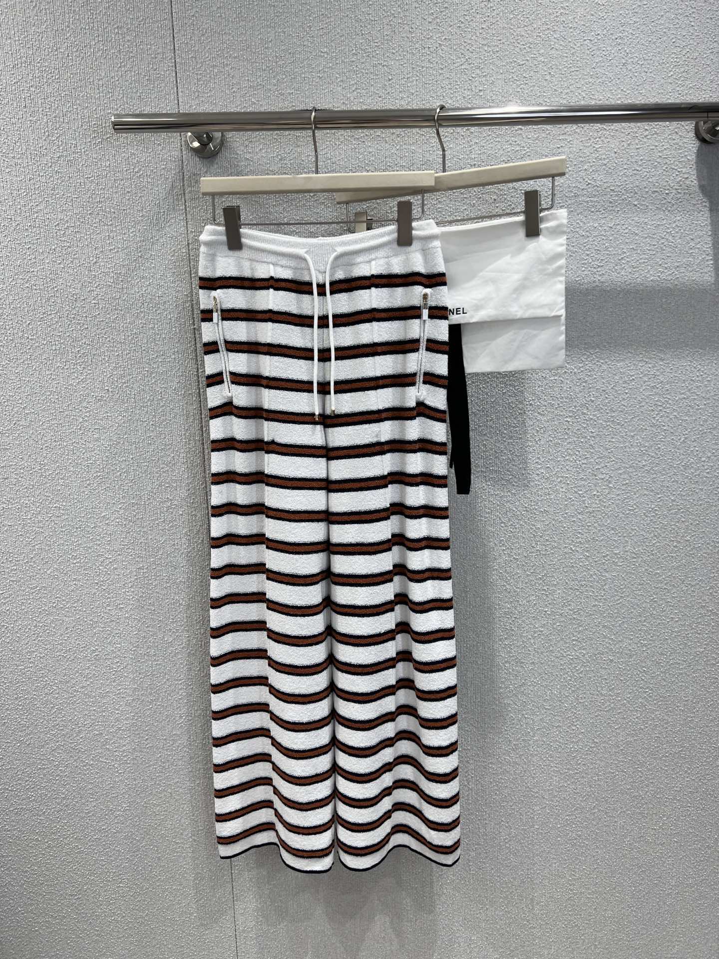 NO:686042,Supports exchange of styles Chane* 26C Advanced Handicraft Studio Striped Drawstring Casual Pants丨Exclusively developed by yb!  Top quality production!  Classic off-white and caramel brown stripes are used to outline the French style. The handmade knitted texture has a soft and waxy texture. The drawstring waist adapts to various body shapes. The loose straight cut is draped to hide the flesh. It is a show-level sophistication when paired with the top of the same series. It is paired with a simple suspender and unlocks a casual tone. The iconic elegance and relaxation can be achieved in a pair of trousers. Ready-made S/M/L real shot details,, chanel,19860909支持换款 Chane* 26C高级手工坊 条纹抽绳休闲长裤丨独家yb开发！顶级高版出品！以经典米白撞焦糖棕条纹勾勒法式慵懒,手工坊匠心针织肌理自带柔糯质感,抽绳腰头适配多元身形,宽松直筒剪裁垂坠藏肉,搭同系列上衣是秀场级精致,配简约吊带又解锁随性腔调,标志性的优雅与松弛感,一条长裤尽数拿捏.现货发售S/M/L实拍细节图,,chanel,,Women's clothing