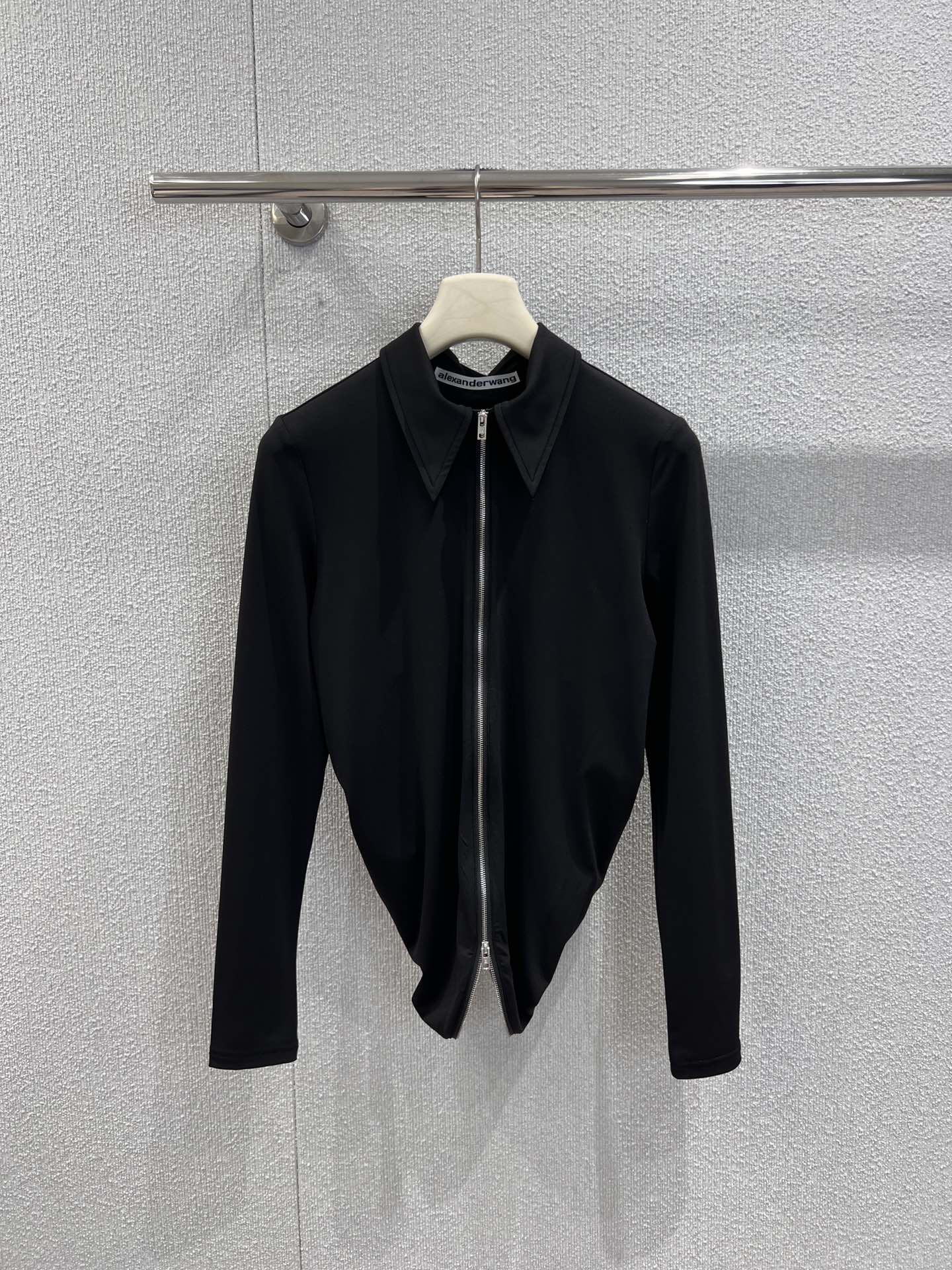 NO:686770,Supports exchange Alexan*er Wang 26Ss early spring new style fashionable pointed collar zipper cardigan top丨Exclusive high-end version!  The neat pointed collar outlines the neck line, the two-way zipper design can be freely adjusted to the shape of the outfit, the pleated spliced ​​zipper on the back is full of details, and the matte drape fabric is close to the skin and slimming. It can be worn alone or layered to match Alexander Wang's cool accent. Ready-made S/M/L real shot details,, alexander wang,19860909支持换款 Alexan*er Wang 26Ss早春新款 时尚尖领拉链开衫上衣丨独家高版出品！利落尖领勾勒颈部线条,双向拉链设计可自由调节穿搭形态,后背褶皱拼接拉链的细节感拉满,哑光垂感面料贴肤又显瘦,单穿叠搭都能拿捏亚历山大王的酷飒腔调.现货发售S/M/L实拍细节图,,alexander wang,,Women's clothing