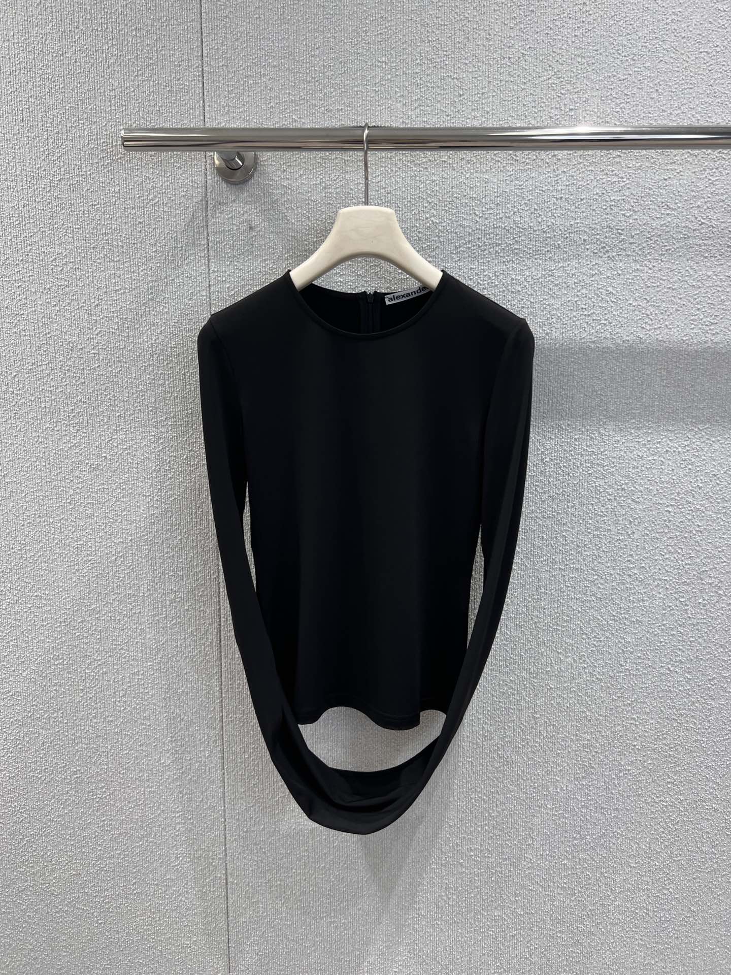 NO:686772,Tops support exchange Alexan*er Wang 26Ss early spring new matte draped back blouse + zipper pants set丨Exclusive high-end version!  The back blouse is draped to create smart lines, and the matte fabric has a high-end texture. It is paired with zippered front pants and the neat tailoring outlines the slender legs. It is a complete set of black outfits that perfectly blends casualness and coolness. It is full of aura when going out in early spring. Ready-made S/M/L real shot details,,19860909上衣支持换款 Alexan*er Wang 26Ss早春新款 哑光垂褶后背罩衫+拉链裤子套装丨独家高版出品！后背罩衫以垂坠剪裁打造灵动线条,哑光面料自带高级质感,搭配前襟拉链微喇裤,利落剪裁勾勒修长腿型,一整套黑系穿搭,将随性与酷飒完美融合,早春出街气场拉满.现货发售S/M/L实拍细节图,,,Women's clothing