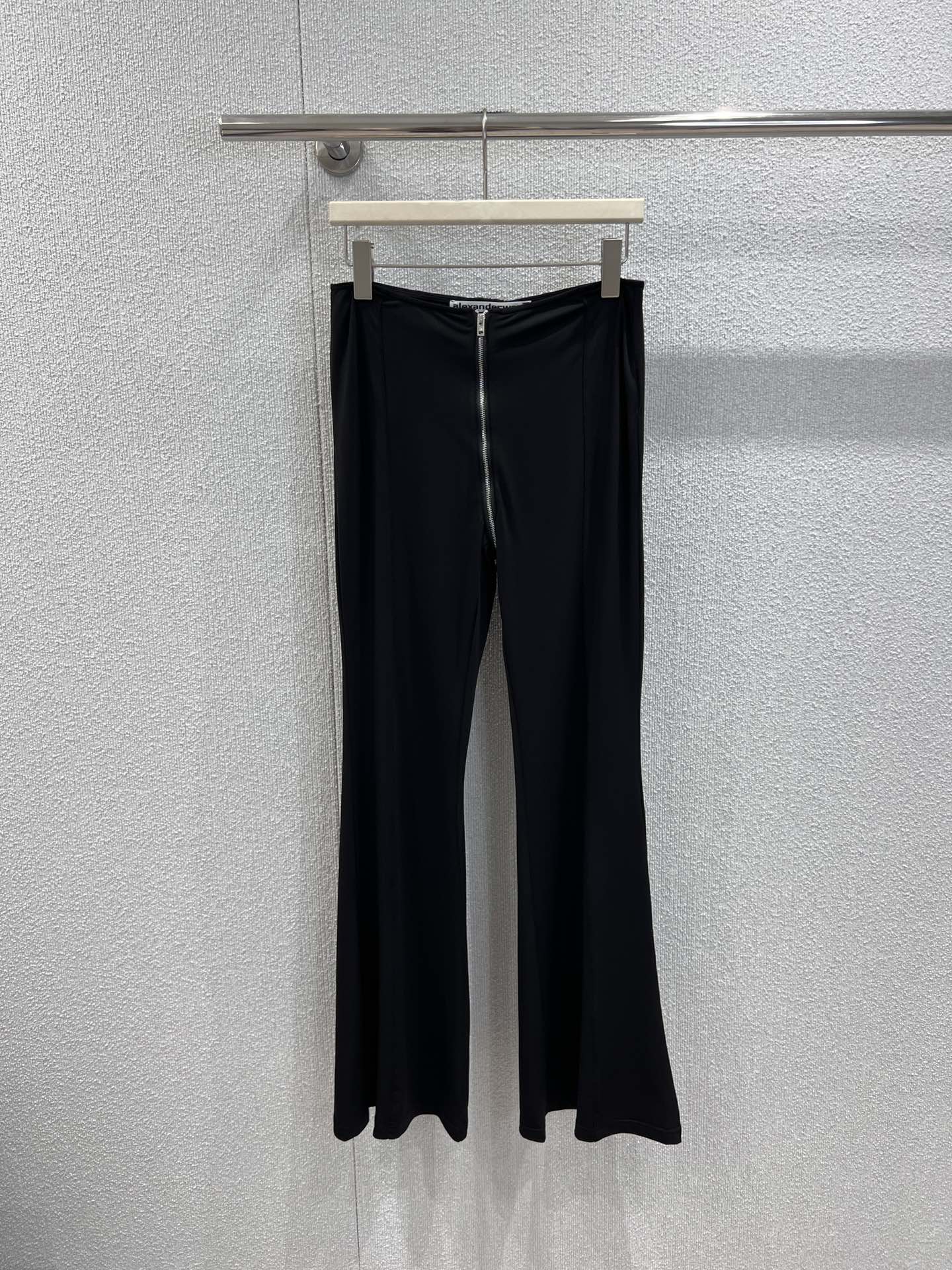 NO:686774,Pants support exchange Alexan*er Wang 26Ss early spring new matte draped back blouse + zipper pants set丨Exclusive high-end version!  The back blouse is draped to create smart lines, and the matte fabric has a high-end texture. It is paired with zippered front pants and the neat tailoring outlines the slender legs. It is a complete set of black outfits that perfectly blends casualness and coolness. It is full of aura when going out in early spring. Ready-made S/M/L real shot details,,19860909裤子支持换款 Alexan*er Wang 26Ss早春新款 哑光垂褶后背罩衫+拉链裤子套装丨独家高版出品！后背罩衫以垂坠剪裁打造灵动线条,哑光面料自带高级质感,搭配前襟拉链微喇裤,利落剪裁勾勒修长腿型,一整套黑系穿搭,将随性与酷飒完美融合,早春出街气场拉满.现货发售S/M/L实拍细节图,,,Women's clothing