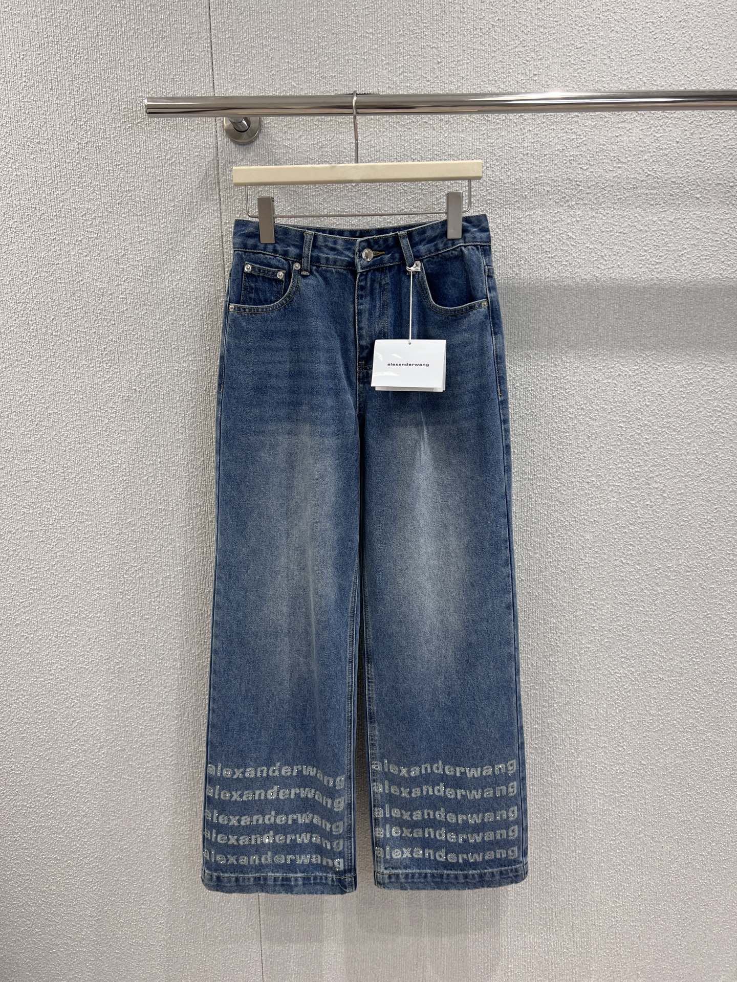 NO:686399,Supports exchange of Alexa*der Wang 25FW new autumn and winter wide-leg jeans with rhinestone letters | Exclusive high-end version!  Customized high-weight denim has been treated with heavy stone washing and fermentation washing processes, showing a retro and distressed denim blue tone. The classic silhouette with high waist and wide legs is very tolerant to pear-shaped and apple-shaped figures. It can easily cover the fat on the crotch and legs, creating a neat long-leg visual effect. Ready-made S/M/L real shot details,,jeans,19860909支持换款 Alexa*der Wang 25FW秋冬新款 字母烫钻阔腿牛仔裤丨独家高版出品！定制的高克重牛仔布,经重工石洗与酵洗工艺处理,呈现出复古做旧的丹宁蓝调,高腰阔腿的经典廓形对梨形、苹果形身材极具包容度,轻松遮盖胯部与腿部赘肉,打造出利落的大长腿视觉效果.现货发售S/M/L实拍细节图,,jeans,,Women's clothing