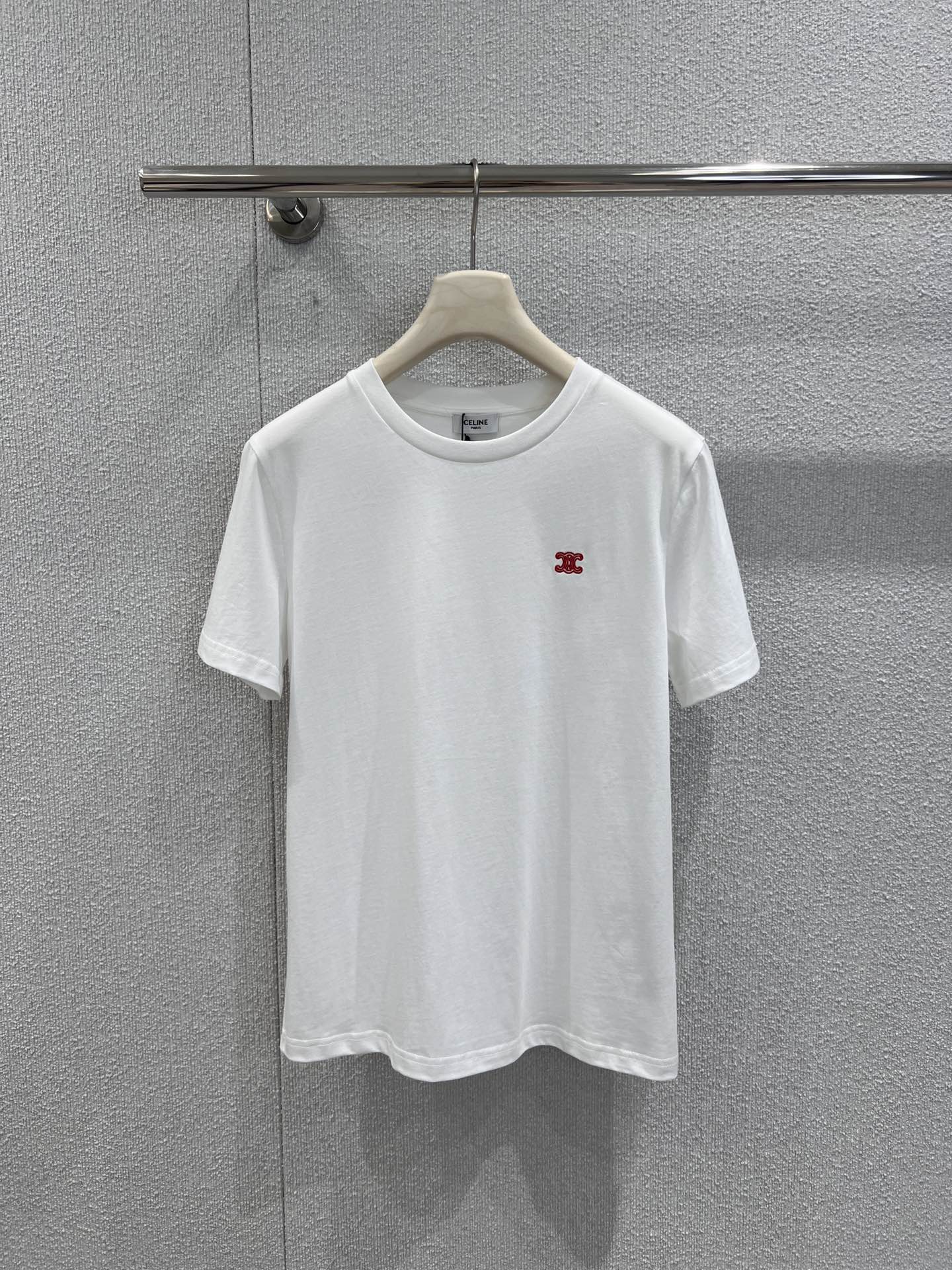 NO:686396,Supports exchange Celin* 26Ss new early spring Arc de Triomphe embroidered round neck short-sleeved T-shirt丨Exclusive high-end version!  High-count combed cotton fabrics are used, and the Arc de Triomphe embroidery is sewn with same-color/contrast-color embroidery threads. The stitches are fine and flat, and the pattern is three-dimensional and exquisite. It highlights the brand identity in a low-key manner. The slightly loose version can not only cover the fat on the waist and abdomen, but also perfectly interprets the minimalist fashion attitude. Ready-made S/M/L real shot details, celine, T-shirt, tees, t-shirt,19860909支持换款 Celin* 26Ss早春新款 凯旋门刺绣圆领短袖T恤丨独家高版出品！选用高支精梳纯棉面料,凯旋门刺绣采用同色系/撞色绣线缝制,针脚细密平整,图案立体精致,低调中彰显品牌身份,微宽松的版型既能遮盖腰腹赘肉,完美诠释极简时尚态度.现货发售S/M/L实拍细节图,,celine,T-shirt,tees，t-shirt,,Women's clothing