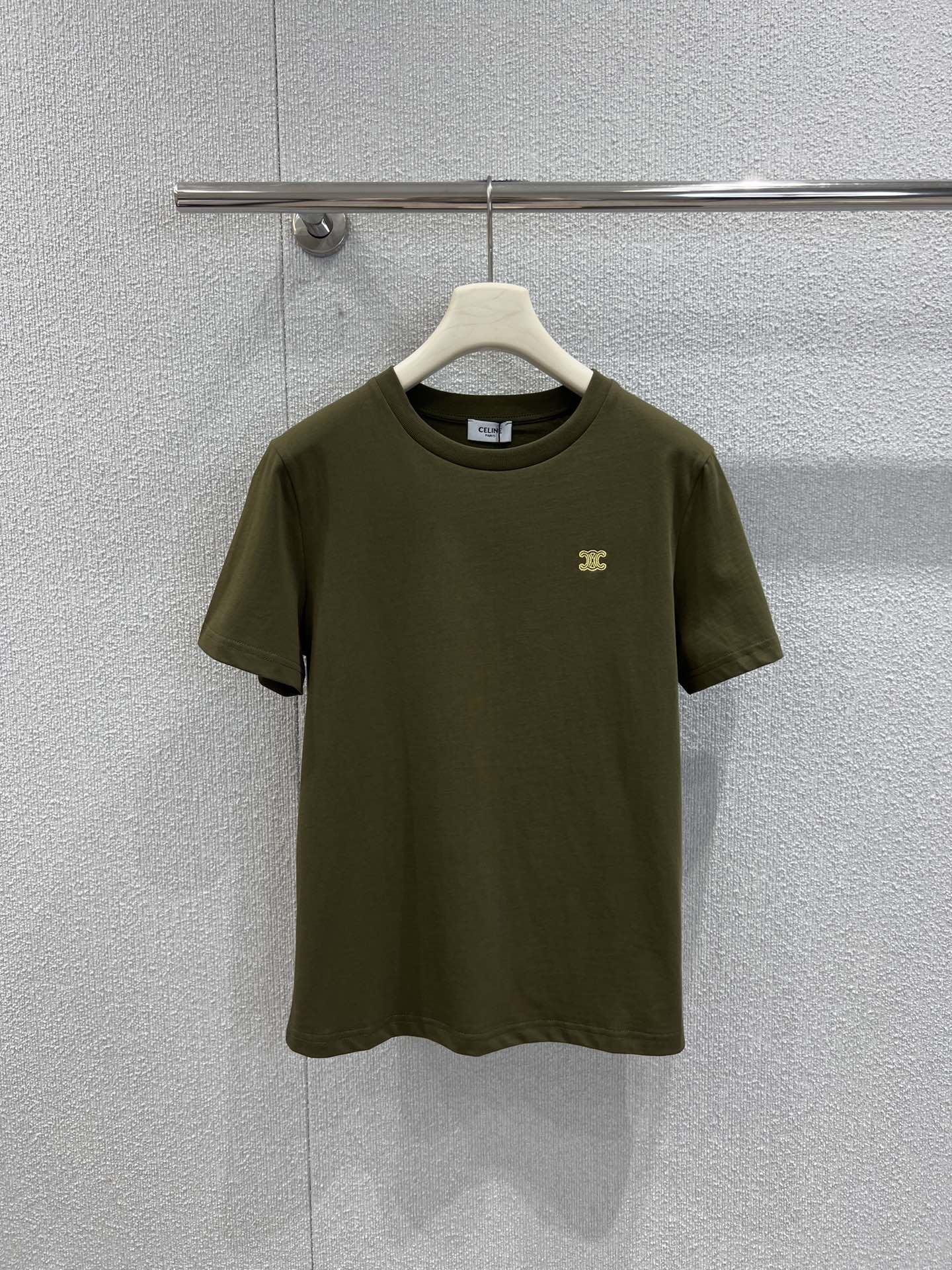 NO:686392,Supports exchange Celin* 26Ss new early spring Arc de Triomphe embroidered round neck short-sleeved T-shirt丨Exclusive high-end version!  High-count combed cotton fabrics are used, and the Arc de Triomphe embroidery is sewn with same-color/contrast-color embroidery threads. The stitches are fine and flat, and the pattern is three-dimensional and exquisite. It highlights the brand identity in a low-key manner. The slightly loose version can not only cover the fat on the waist and abdomen, but also perfectly interprets the minimalist fashion attitude. Ready-made S/M/L real shot details, celine, T-shirt, tees, t-shirt,19860909支持换款 Celin* 26Ss早春新款 凯旋门刺绣圆领短袖T恤丨独家高版出品！选用高支精梳纯棉面料,凯旋门刺绣采用同色系/撞色绣线缝制,针脚细密平整,图案立体精致,低调中彰显品牌身份,微宽松的版型既能遮盖腰腹赘肉,完美诠释极简时尚态度.现货发售S/M/L实拍细节图,,celine,T-shirt,tees，t-shirt,,Women's clothing