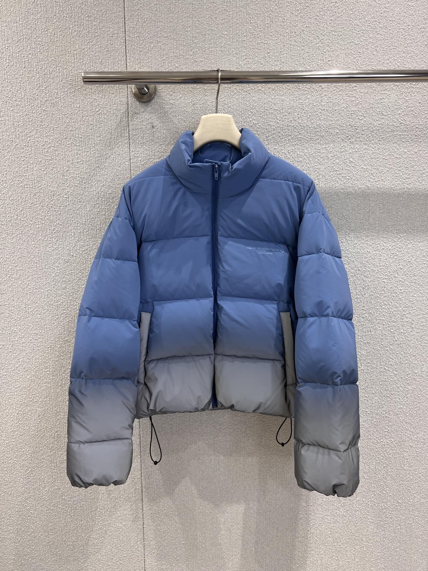 NO:686404,Comes with dust bag Alexa*der Wang 25FW new autumn and winter gradient color short stand collar down jacket丨Exclusively developed by yb!  High quality production!  High-density nylon fabric is anti-wrinkle and wear-resistant, filled with 90 high-loft white duck down, taking into account both warmth and lightness. The short silhouette bids farewell to the bloated feeling of traditional down jackets. The stand-up collar design fits the neck line, which can prevent wind and keep warm, and can easily adapt to various scenes such as going out on the street, parties, and commuting. Ready-made S/M/L real shot details, down jacket,19860909配防尘袋 Alexa*der Wang 25FW秋冬新款 渐变色短款立领羽绒服丨独家yb开发！高版出品！高密尼龙面料抗皱耐磨,90高蓬松白鸭绒填充,兼顾保暖与轻盈,短款廓形告别传统羽绒服的臃肿感,立领的设计贴合颈部线条,既能防风保暖,轻松适配出街、聚会、通勤等多元场景.现货发售S/M/L实拍细节图,,down jacket,,Women's clothing