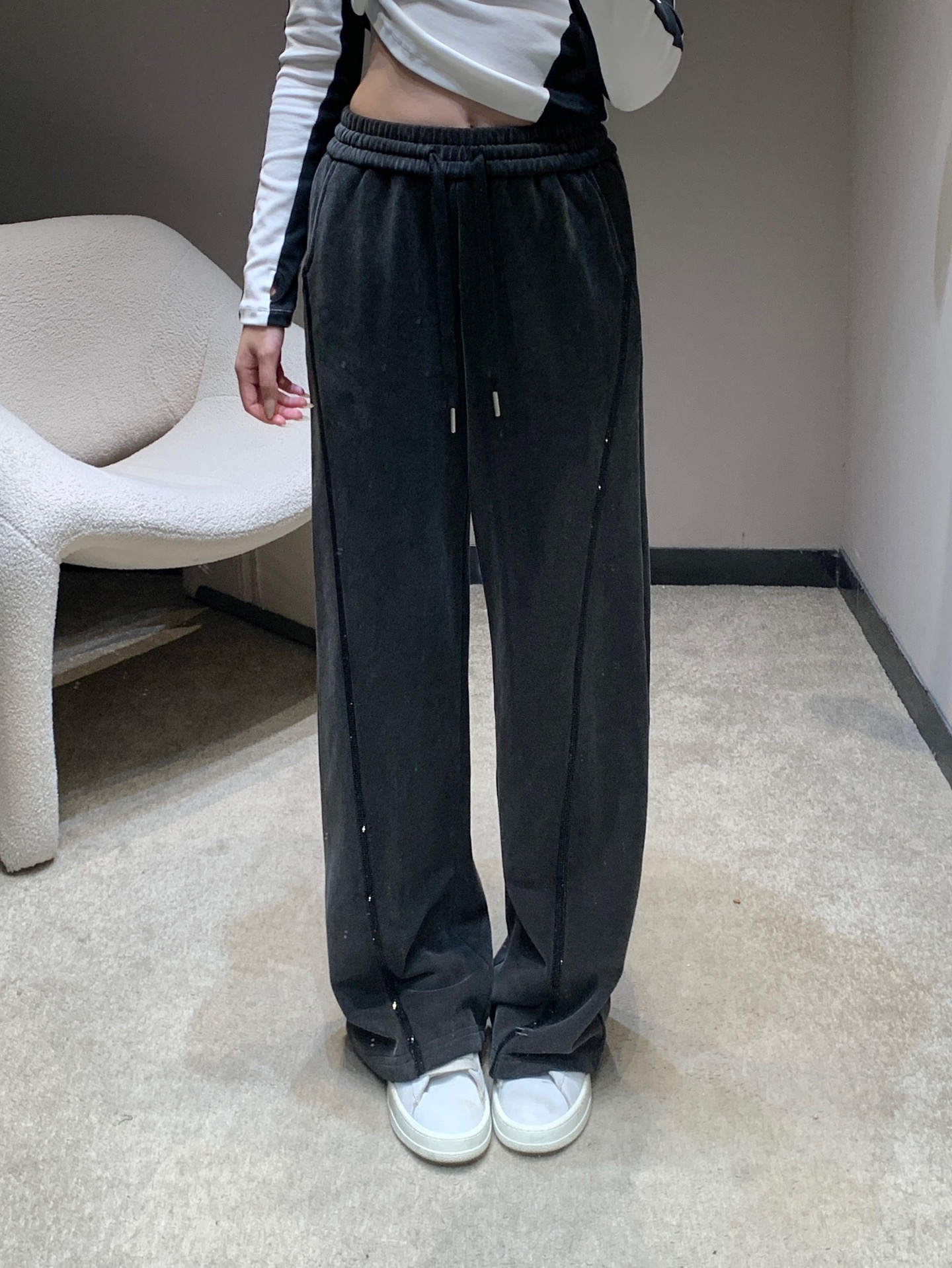 NO:686409,Alexa*der Wang 25FW new autumn and winter style letter hot diamond elastic waist washed drawstring casual trousers丨Exclusive high version production!  It is made of high-weight pure cotton fabric and treated with heavy industrial washing process, giving it a distressed carbon black texture. The embossed brand logo on the back pocket echoes the washed texture of the pants body, instantly giving it a cool street vibe. The wide-leg silhouette just right modifies the leg lines, and the elastic waistband is matched with a drawstring design, making it a practical collection item. Available now in S/M/L,,19860909Alexa*der Wang 25FW秋冬新款 字母烫钻松紧腰水洗抽绳休闲长裤丨独家高版出品！选用高克重纯棉面料,经重工水洗工艺处理,呈现出做旧的炭黑质感,后袋的压印品牌标识与裤身的水洗纹理形成层次呼应,瞬间拉满街头潮酷氛围.阔腿的廓形恰到好处地修饰腿部线条,松紧腰头搭配抽绳设计,实穿性的典藏单品.现货发售S/M/L,,,Women's clothing