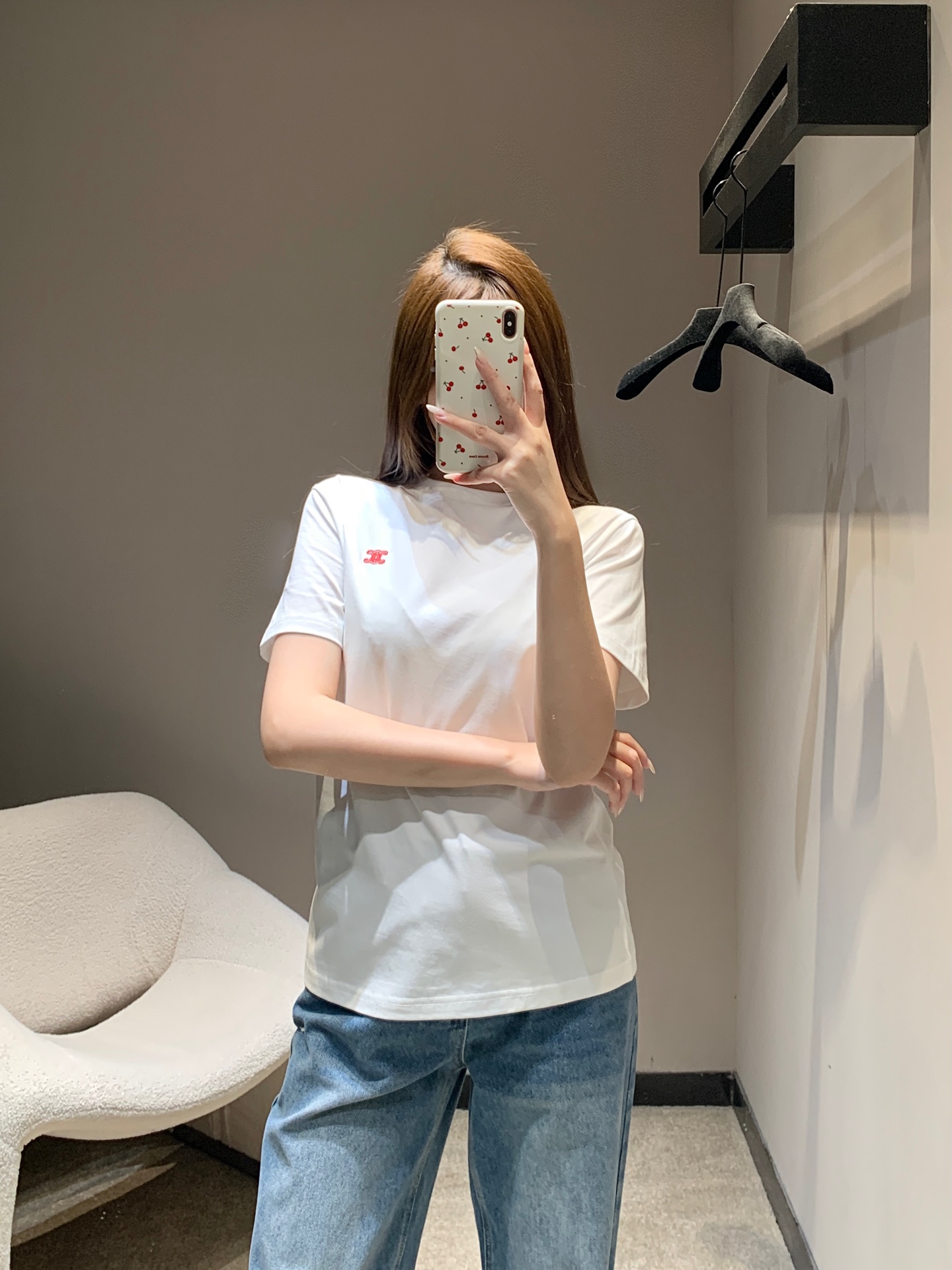 NO:686398,Celin* 26Ss early spring new Arc de Triomphe embroidered round neck short-sleeved T-shirt | Exclusive high-end version!  Made of high-count combed pure cotton fabric, the Arc de Triomphe embroidery is sewn with same-color/contrast-color embroidery threads. The stitches are fine and flat, and the pattern is three-dimensional and exquisite. It highlights the brand identity in a low-key manner. The slightly loose version can not only cover the fat on the waist and abdomen, but also perfectly interprets the minimalist fashion attitude. Available in stock S/M/L,,celine,T-shirt,tees,t-shirt,19860909Celin* 26Ss早春新款 凯旋门刺绣圆领短袖T恤丨独家高版出品！选用高支精梳纯棉面料,凯旋门刺绣采用同色系/撞色绣线缝制,针脚细密平整,图案立体精致,低调中彰显品牌身份,微宽松的版型既能遮盖腰腹赘肉,完美诠释极简时尚态度.现货发售S/M/L,,celine,T-shirt,tees，t-shirt,,Women's clothing