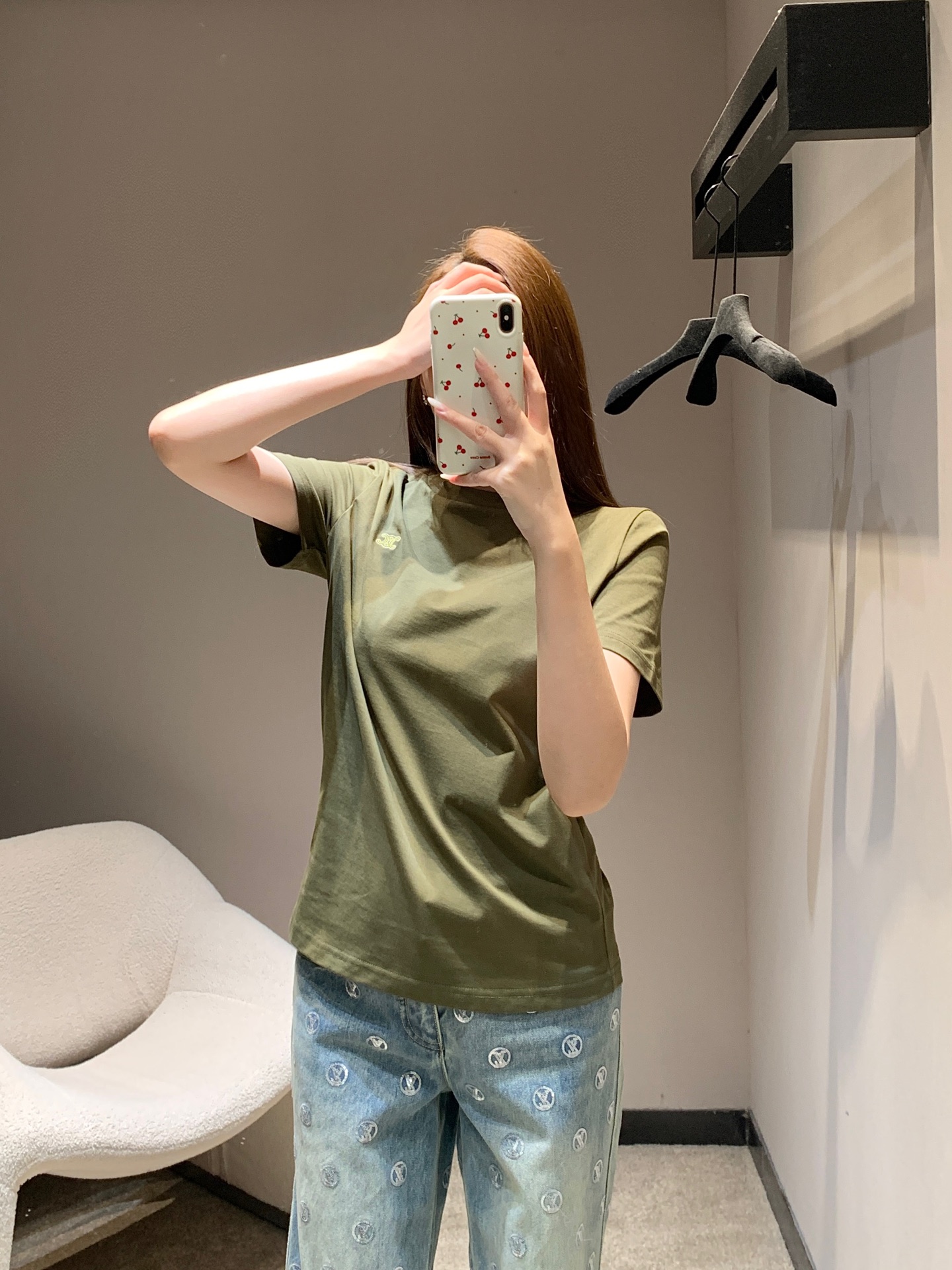 NO:686394,Celin* 26Ss early spring new Arc de Triomphe embroidered round neck short-sleeved T-shirt | Exclusive high-end version!  Made of high-count combed pure cotton fabric, the Arc de Triomphe embroidery is sewn with same-color/contrast-color embroidery threads. The stitches are fine and flat, and the pattern is three-dimensional and exquisite. It highlights the brand identity in a low-key manner. The slightly loose version can not only cover the fat on the waist and abdomen, but also perfectly interprets the minimalist fashion attitude. Available in stock S/M/L,,celine,T-shirt,tees,t-shirt,19860909Celin* 26Ss早春新款 凯旋门刺绣圆领短袖T恤丨独家高版出品！选用高支精梳纯棉面料,凯旋门刺绣采用同色系/撞色绣线缝制,针脚细密平整,图案立体精致,低调中彰显品牌身份,微宽松的版型既能遮盖腰腹赘肉,完美诠释极简时尚态度.现货发售S/M/L,,celine,T-shirt,tees，t-shirt,,Women's clothing