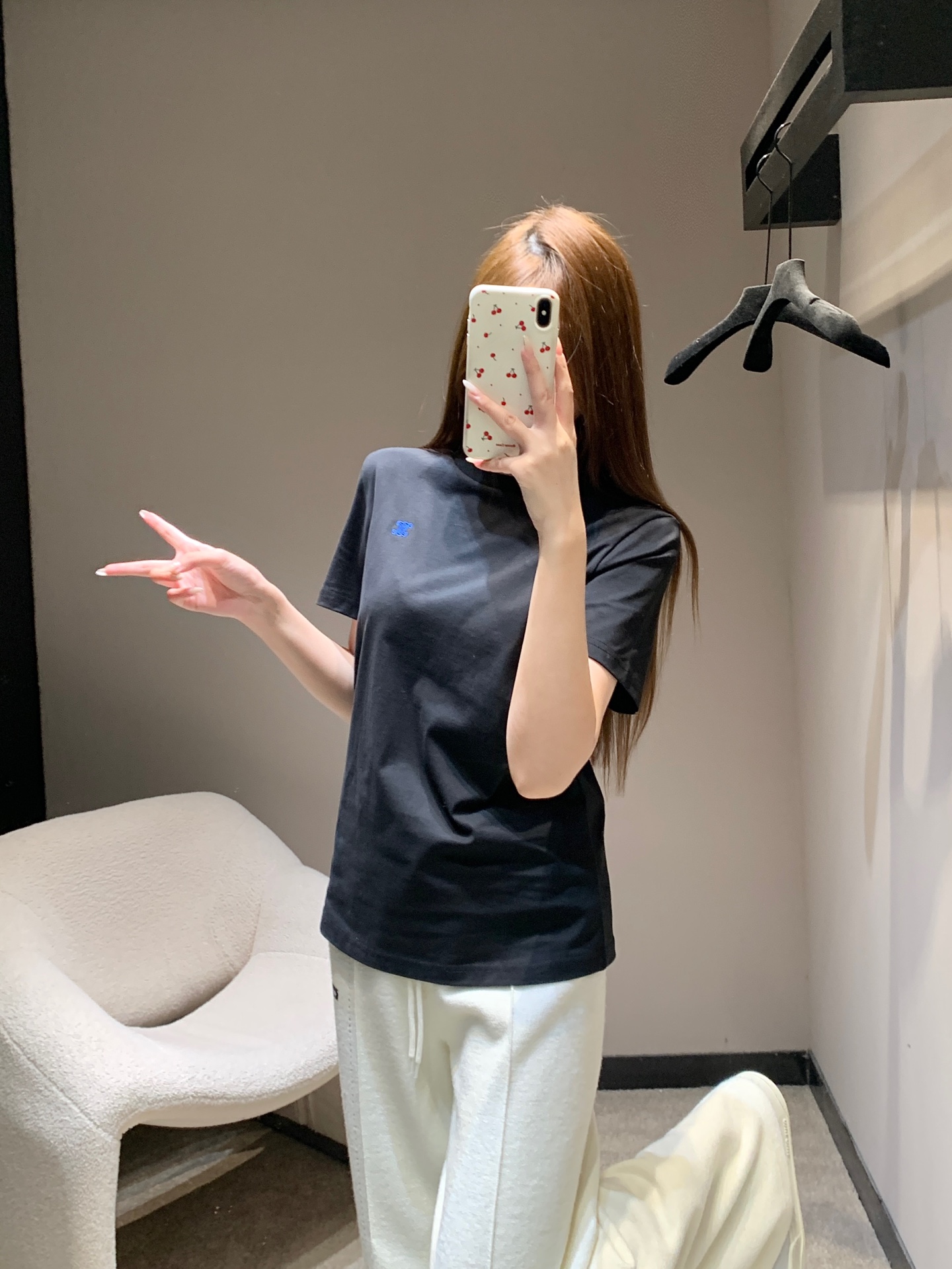 NO:686390,Celin* 26Ss early spring new Arc de Triomphe embroidered round neck short-sleeved T-shirt | Exclusive high-end version!  Made of high-count combed pure cotton fabric, the Arc de Triomphe embroidery is sewn with same-color/contrast-color embroidery threads. The stitches are fine and flat, and the pattern is three-dimensional and exquisite. It highlights the brand identity in a low-key manner. The slightly loose version can not only cover the fat on the waist and abdomen, but also perfectly interprets the minimalist fashion attitude. Available in stock S/M/L,,celine,T-shirt,tees,t-shirt,19860909Celin* 26Ss早春新款 凯旋门刺绣圆领短袖T恤丨独家高版出品！选用高支精梳纯棉面料,凯旋门刺绣采用同色系/撞色绣线缝制,针脚细密平整,图案立体精致,低调中彰显品牌身份,微宽松的版型既能遮盖腰腹赘肉,完美诠释极简时尚态度.现货发售S/M/L,,celine,T-shirt,tees，t-shirt,,Women's clothing