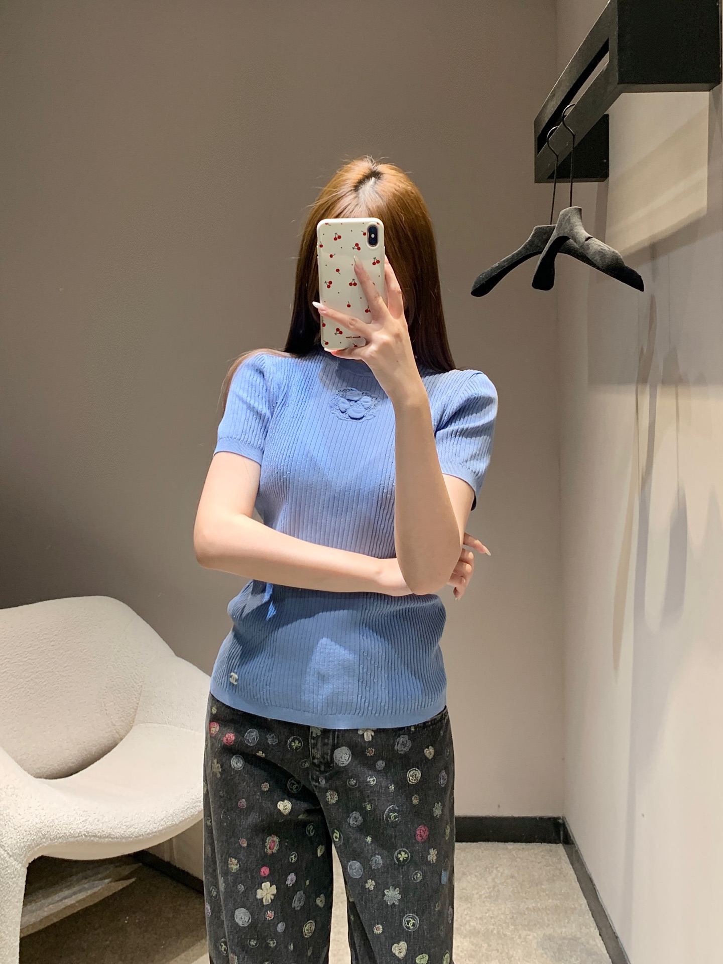 NO:686405,Chan*l 26C Advanced Handicraft Workshop Series Jacquard Slim Fit Short Sleeve Sweater丨Exclusively developed by yb!  Top quality production!  It is the perfect fusion of high-end aesthetics and daily wear. The fresh haze blue is suitable for different styles, the delicate vertical pit knitting outlines the graceful figure, the camellia jacquard hides the iconic romance, and the slim tailoring fits the body shape but is not tight. It can show the exquisite French style when worn alone with inner layers. Available in stock S/M/L,, chanel, T-shirt,19860909Chan*l 26C高级手工坊系列 提花修身短袖针织衫丨独家yb开发！顶级高版出品！是高定美学与日常穿搭的完美融合.清新的雾霾蓝色适配不同风格,细腻的竖坑条针织勾勒曼妙身形,山茶花提花暗藏标志性浪漫,修身剪裁贴合身形却不紧绷,单穿内搭都能彰显法式精致格调.现货发售S/M/L,,chanel,T-shirt,,Women's clothing