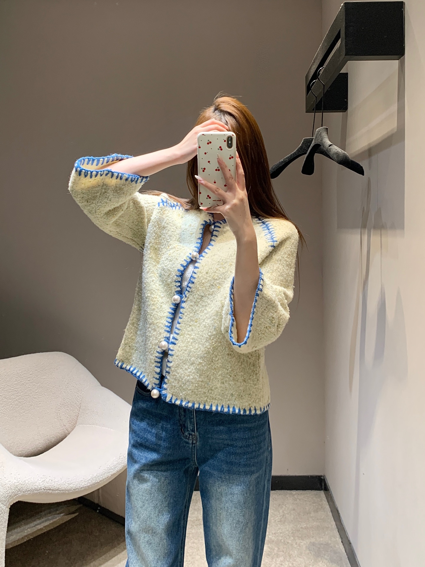 NO:686397,Chane* 26C high-end handmade workshop series new color-blocked yarn single-breasted knitted cardigan丨Exclusive high-end version!  The custom-made blended floral yarn fabric is used, showing a unique texture with a creamy white background mixed with light gold dots. The classic collarless silhouette is suitable for various inner wears. The single row of pearl buttons are hand-polished by craftsmen, and the blue and white color matching are hand-stitched. The stitching is fine and three-dimensional, forming a contrasting layer with the cream body, instantly filling the French retro atmosphere. Ready for sale S/M/L,,chanel,19860909Chane* 26C高级手工坊系列新款 拼色纱线单排扣针织开衫丨独家高版出品！选用定制混纺花纱面料,呈现出奶油白底色糅杂浅金杂点的独特肌理,经典的无领廓形适配各种内搭,单排珍珠纽扣由工匠手工打磨,蓝白拼色的手工锁边,针脚细密且立体,与奶油色衣身形成撞色层次,瞬间拉满法式复古氛围.现货发售S/M/L,,chanel,,Women's clothing