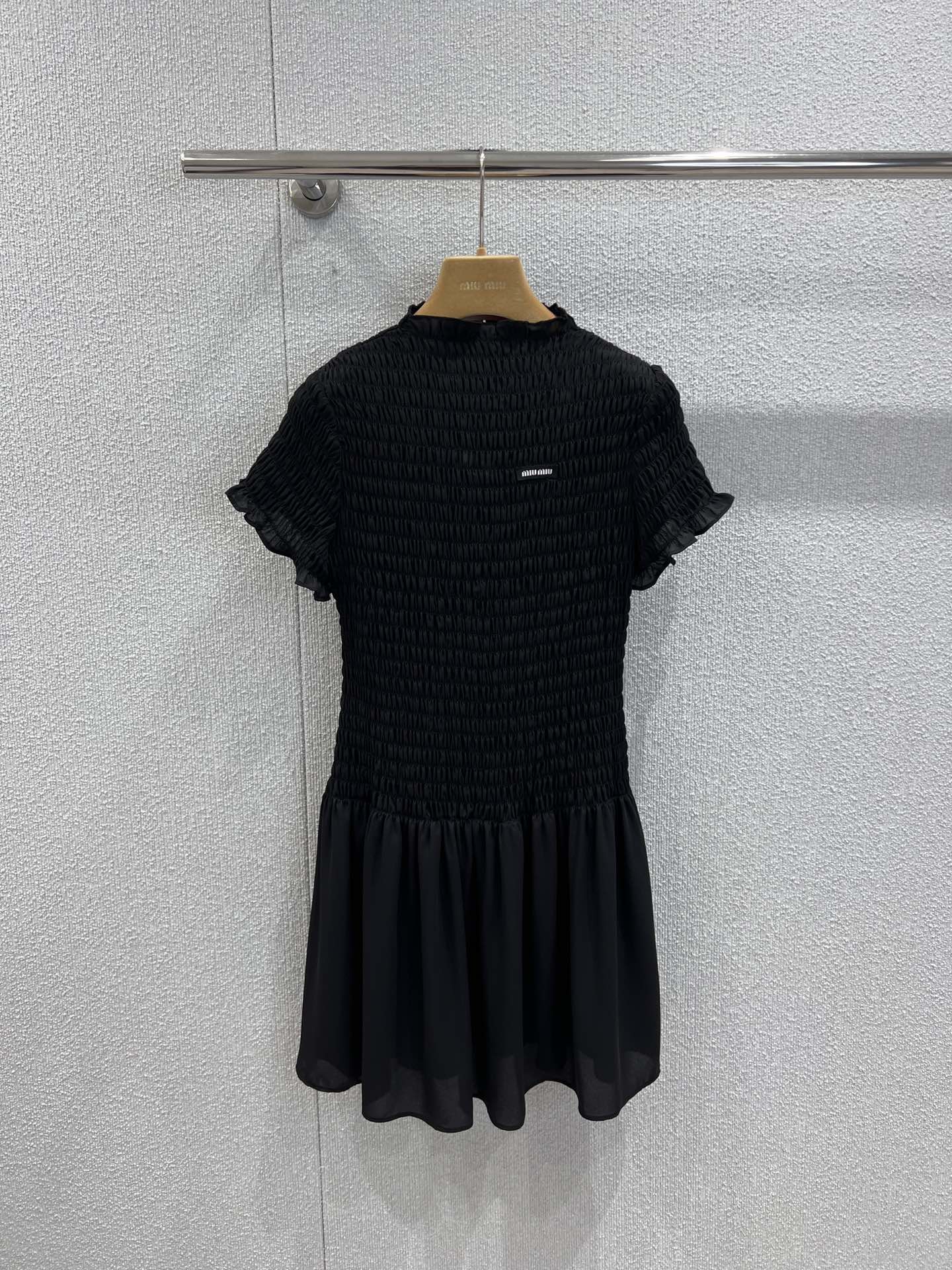 NO:686388,Supports exchange Miumi* 25FW new autumn and winter georgette mini dress丨exclusively developed by yb!  High quality production!  The classic black tone outlines a sweet and cool atmosphere, pleated georgette fabric creates a sense of texture, the stand-up collar + short sleeves design is neat and playful, the waist-cut umbrella hem tailoring easily hides the flesh, the short silhouette elongates the leg line, and the micro-logo embellishes the details, giving it a light and luxurious girly feel ~ Ready-made S/M/L real shot details,, miumiu, skirts, T-shirt,19860909支持换款 Miumi* 25FW秋冬新款 乔其纱迷你连衣裙丨独家yb开发！高版出品！经典黑调勾勒甜酷氛围,褶皱乔其纱面料打造肌理感,立领+短袖设计利落又俏皮,收腰伞摆剪裁轻松藏肉,短款廓形拉长腿部线条,微标标识点缀细节,自带轻奢少女感～现货发售S/M/L实拍细节图,,miumiu,skirts,T-shirt,,Women's clothing