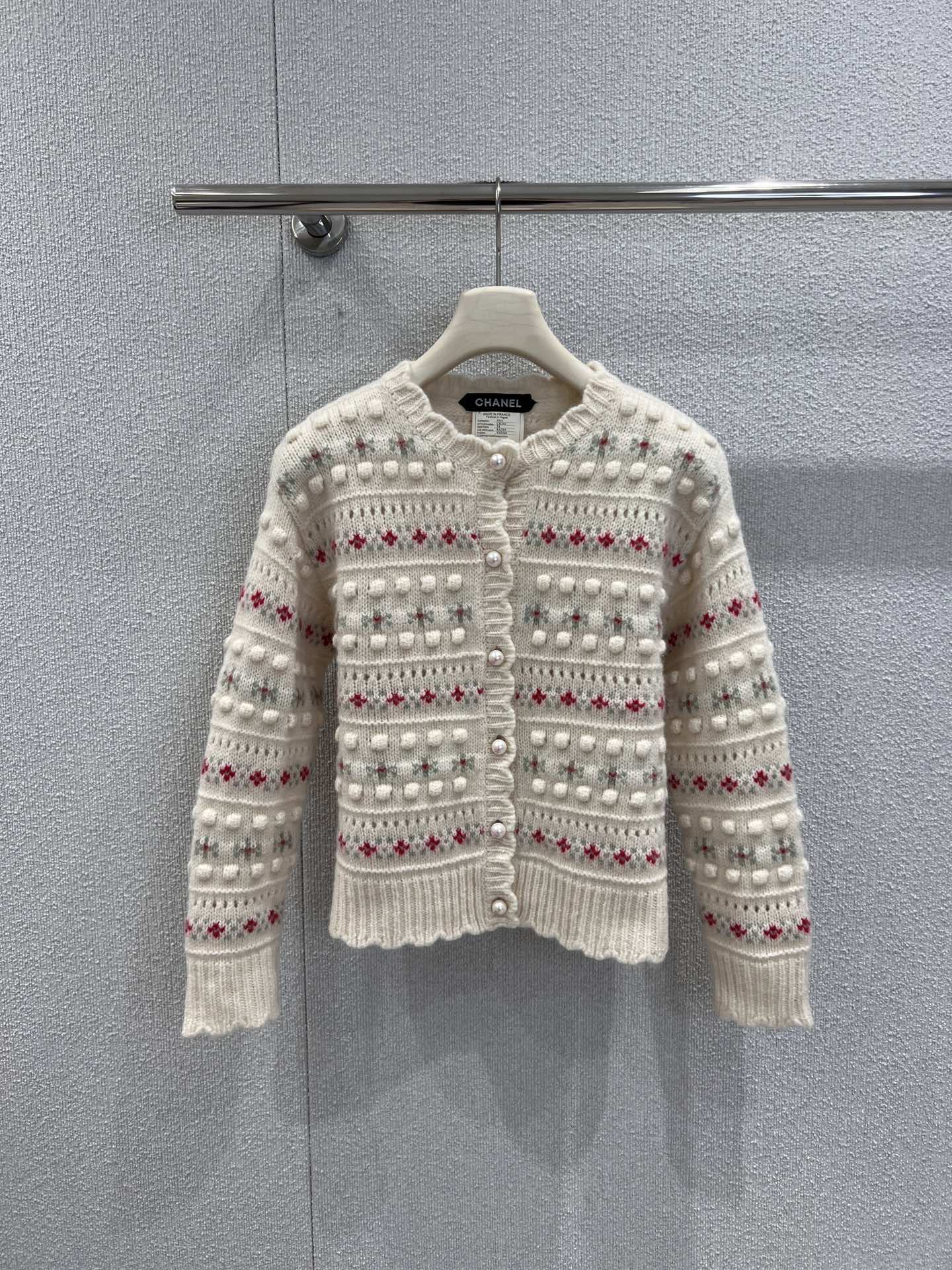 NO:686766,Supports exchange of Chan*l 25FW new autumn and winter handmade crochet knitted cardigan丨Exclusive high-end version!  The round neck style is gentle and versatile, with hand-crocheted patterns and red floral jacquards. The details are full of ingenuity. The pearl buttons add a sense of sophistication. The soft and waxy knitted fabric is skin-friendly and warm. The short cut optimizes body proportions. It is synonymous with French elegance. Ready-made S/M/L real shot details,,chanel,19860909支持换款 Chan*l 25FW秋冬新款 手工钩花针织开衫丨独家高版出品！圆领版型温柔百搭,手工钩花搭配红色碎花提花,细节处尽显匠心,珍珠纽扣点缀增添精致感,软糯针织面料亲肤保暖,短款剪裁优化身材比例,妥妥的法式优雅代名词.现货发售S/M/L实拍细节图,,chanel,,Women's clothing