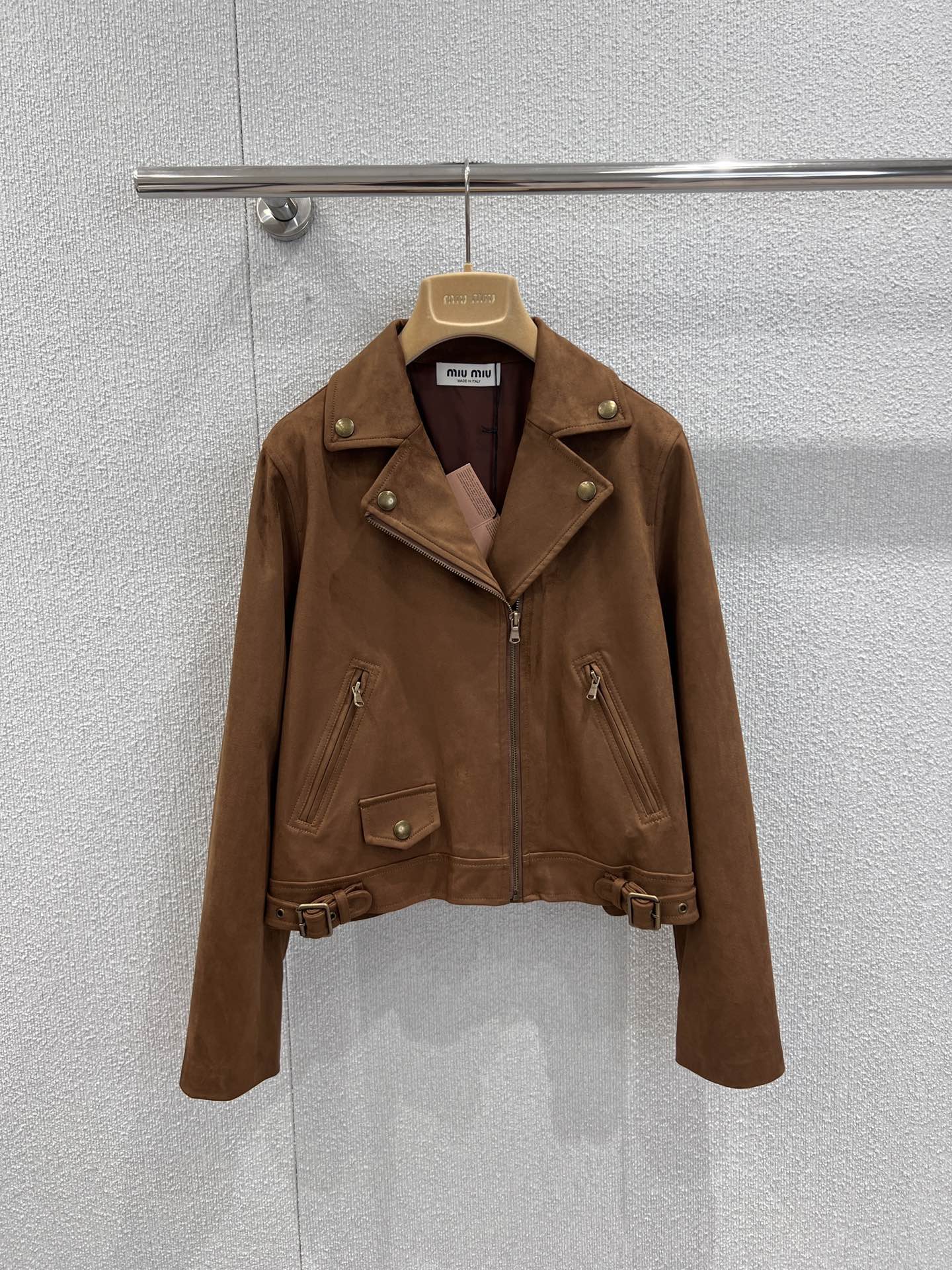NO:686777,Support exchange Miu Mi* 25FW new autumn and winter suede zipper jacket丨Exclusive high-end version!  The caramel-colored suede fabric has a warm texture. The motorcycle-style lapels are matched with metal snaps and zippers. The tough details collide with the sweet and cool girlish feeling. The brand logo embossed on the back hides the luxury brand ingenuity. The short cut optimizes the proportions and easily captures the high-end luxury retro accent. Ready-made S/M/L real-shot details,,miumiu,jackets & coats,jackets & coats,chamois leather,19860909支持换款 Miu Mi* 25FW秋冬新款 麂皮绒拉链夹克外套丨独家高版出品！焦糖色麂皮绒面料自带温润质感,机车风翻领搭配金属按扣与拉链,硬朗细节碰撞少女甜酷感,后背压印品牌标识暗藏奢牌巧思,短款剪裁优化比例,轻松拿捏高奢复古腔调.现货发售S/M/L实拍细节图,,miumiu,jackets & coats,jackets & coats,chamois leather,,Women's clothing