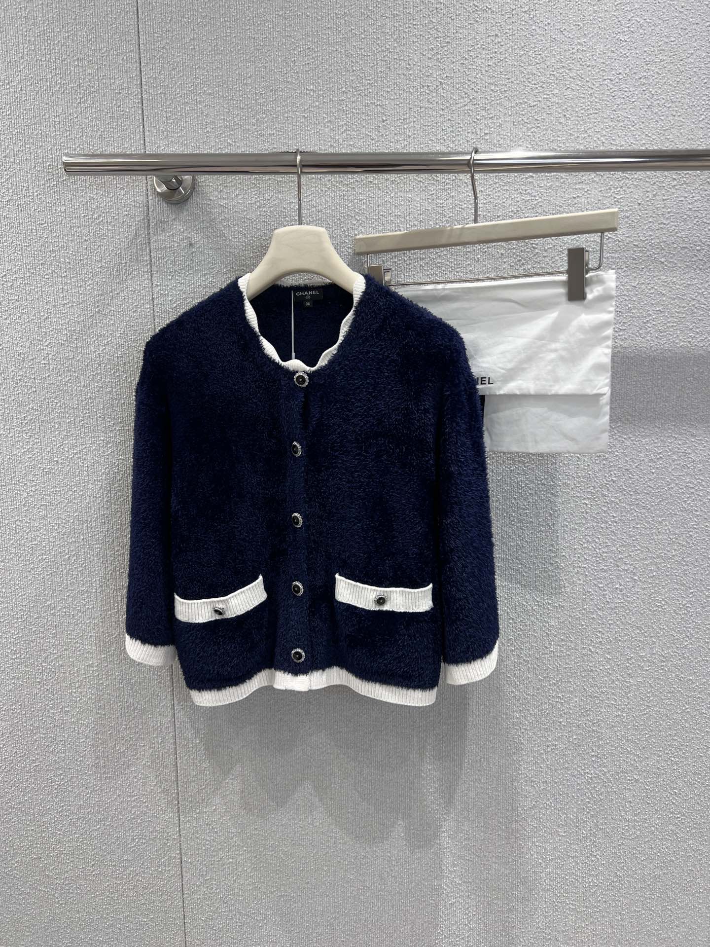 NO:686381,Supports exchange of styles Chan*l 26C Advanced Handicraft Workshop Series Contrast Color Lace Collar Knitted Cardigan丨Exclusively developed by yb!  Top quality production!  Classic navy blue bottom with off-white edges, handmade craftsmanship to create textured knitted fabrics, lace collar + three-quarter sleeves, elegant and casual design, metal buttons embellished with details, loose silhouette to accommodate various body shapes, iconic diamond pattern hidden pattern, daily wear jeans/skirts, formal occasions with wide-leg pants of the same series can create a luxurious atmosphere ~ Ready-made S/M/L real shot details,, chanel, skirts, jeans,19860909支持换款 Chan*l 26C高级手工坊系列 撞色花边领针织开衫丨独家yb开发！顶级高版出品！经典藏青底撞米白边,手工坊工艺打造肌理感针织面料,花边领+七分袖设计优雅又随性,金属纽扣点缀细节,宽松廓形包容各种身形,标志性的菱格纹暗纹暗藏巧思,日常搭牛仔裤/半裙、正式场合配同系列阔腿裤都能拿捏奢雅氛围～现货发售S/M/L实拍细节图,,chanel,skirts,jeans,,Women's clothing