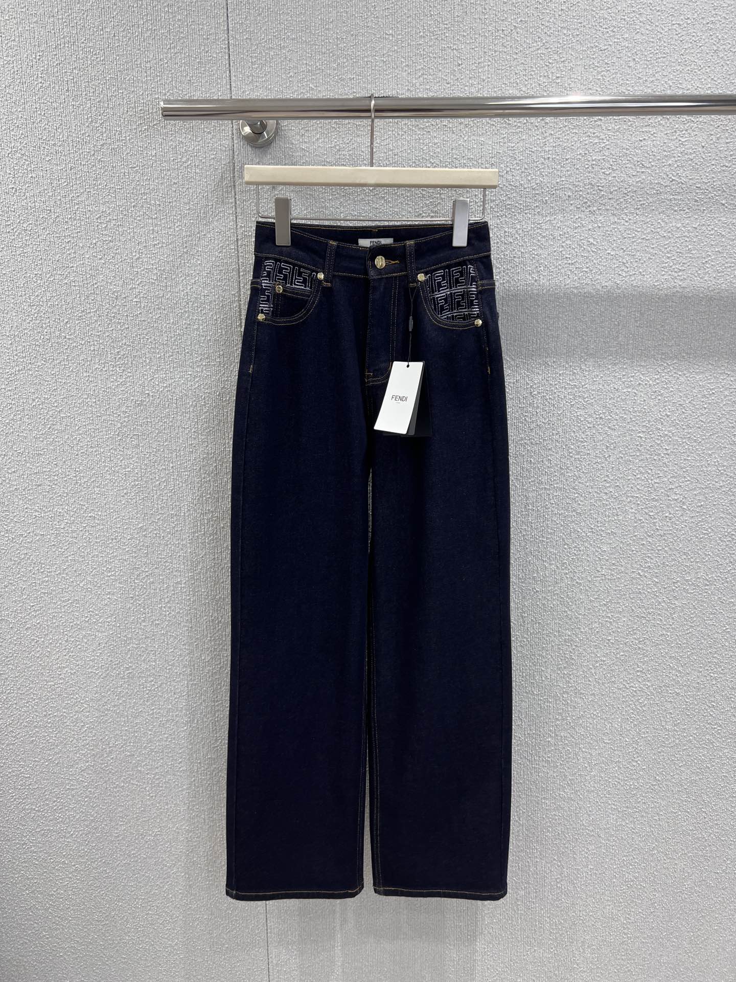 NO:686762,Supports exchange. Fend* 26Ss early spring new model, pocket contrasting four-way stretch denim straight pants | Exclusive high-end version!  The deep denim fabric is matched with four-way stretch material, which is comfortable against the skin and does not flatter the body shape. The contrasting FF jacquard embroidery on the pockets highlights the details. The straight cut stretches the leg lengthwise, making it easy to wear a neat and modern tone. Ready-made S/M/L real shot details, fendi,19860909支持换款 Fend* 26Ss早春新款 口袋撞色四面弹牛仔直筒裤丨独家高版出品！深邃丹宁面料搭配四面弹材质,贴肤舒适又不挑身形,口袋处撞色FF提花刺绣点亮细节,直筒剪裁纵向拉伸腿型,轻松穿出利落的摩登腔调.现货发售S/M/L实拍细节图,,fendi,,Women's clothing