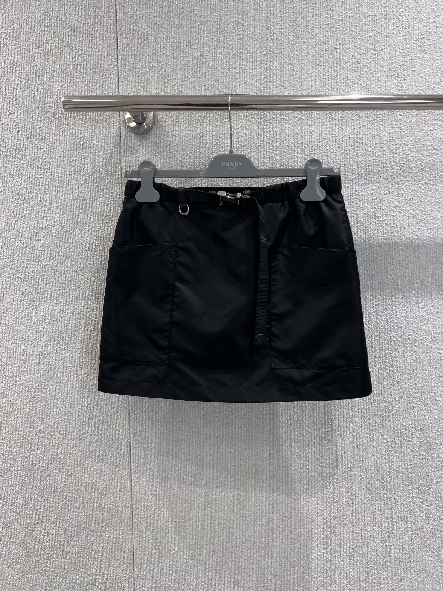 NO:686778,Supports exchange Prad* 26SS early spring new style classic nylon belt black skirt丨exclusively developed by yb!  Top quality production!  Made of classic nylon material, paired with the iconic belt design of the same series, it neatly outlines the waistline while cleverly blending avant-garde workwear style with light luxury elegance. The short A-line silhouette neatly hides the flesh, and modifies the leg shape to show more proportions. The black base is versatile and does not matter whether it is paired with a simple style.  Knitted jackets, cool leather jackets or casual denim jackets can easily unlock the modern Italian accent. They are the finishing touch of the early spring wardrobe with both design and practicality. Ready stock S/M/L real shot details, prada, skirts, jackets  & coats,leather jacket,19860909支持换款 Prad* 26SS早春新款 经典尼龙腰带黑色半裙丨独家yb开发！顶级高版出品！经典尼龙材质打造,搭配同系列标志性腰带设计,利落勾勒腰线的同时,将先锋工装风与轻奢优雅感巧妙融合.短款A字廓形利落藏肉,修饰腿型更显比例,黑色基底百搭不挑风格,无论是搭配简约针织、酷飒皮衣还是休闲牛仔外套,都能轻松解锁意式摩登腔调,是早春衣橱里兼具设计感与实穿性的点睛单品.现货发售S/M/L实拍细节图,,prada,skirts,jackets & coats,leather jacket,,Women's clothing