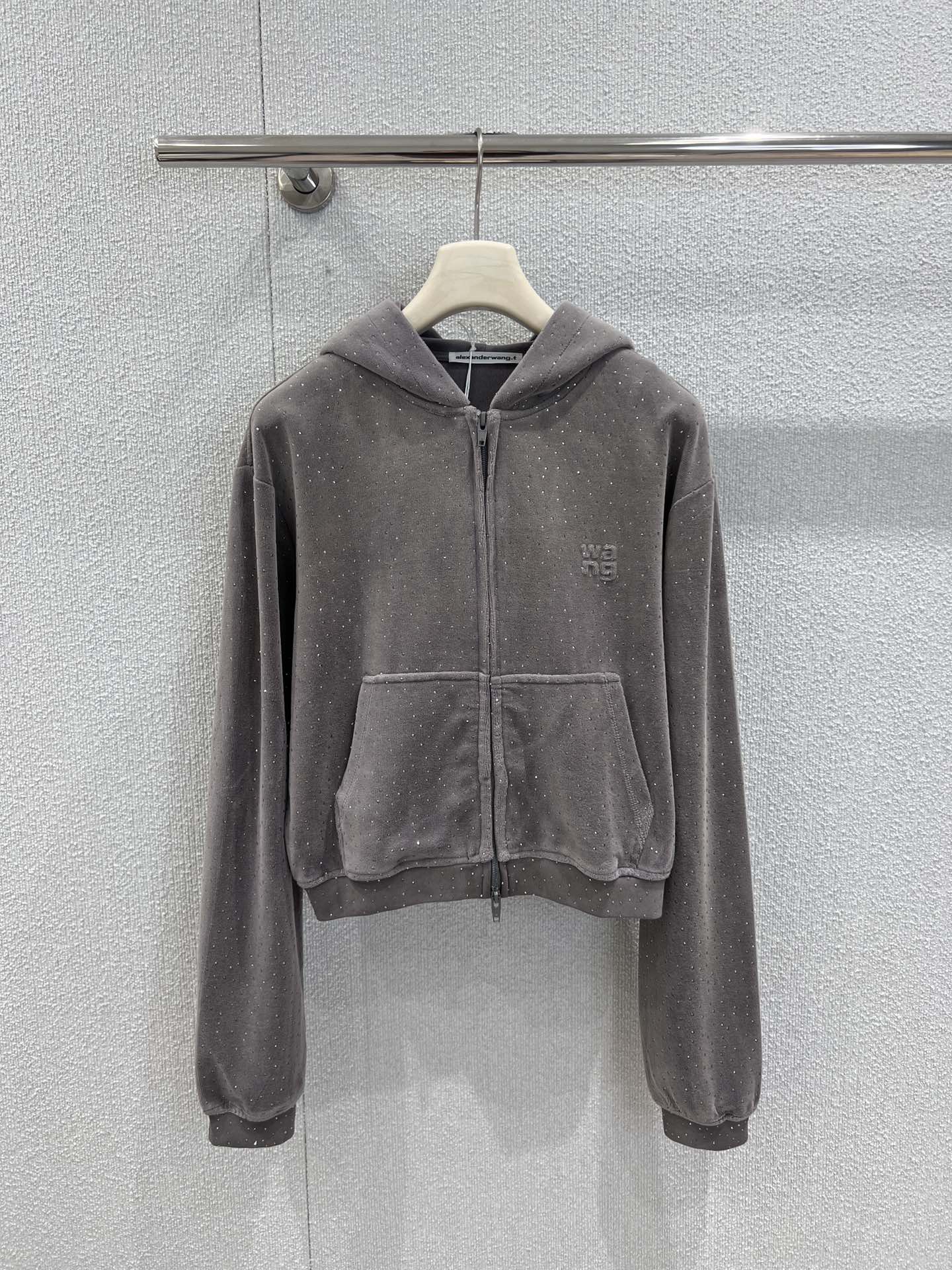 NO:686783,Jackets can be exchanged. Alexander*r wang 26SS early spring style velvet hot diamond short hooded sweatshirt + wide-leg pants suit | Exclusively developed by yb!  Top quality production!  The velvet base fabric is embellished with hot diamonds and fine glitter. The hooded short sweatshirt has a high waistline and is paired with wide-leg pants of the same series. The milk tea color is gentle and dignified, and the smoky gray is cool and versatile. The upper body can be worn directly for a lazy and high-end feel. It is the one to hit the streets in early spring ~ Ready-made S/M/L real shot details, hoodie, sweatshirts, jackets & coats, hats,19860909外套支持换款 Alexand*r wang 26SS早春王炸款 丝绒烫钻短款连帽卫衣+阔腿裤套装丨独家yb开发！顶级高版出品！丝绒底布缀满烫钻细闪,连帽短款卫衣掐出高腰线,搭配同系列阔腿裤,奶茶色温柔显贵、烟灰色酷飒百搭,一套上身直接拿捏慵懒高级感,早春炸街就靠它～现货发售S/M/L实拍细节图,,hoodie,sweatshirts,jackets & coats,hats,,Women's clothing