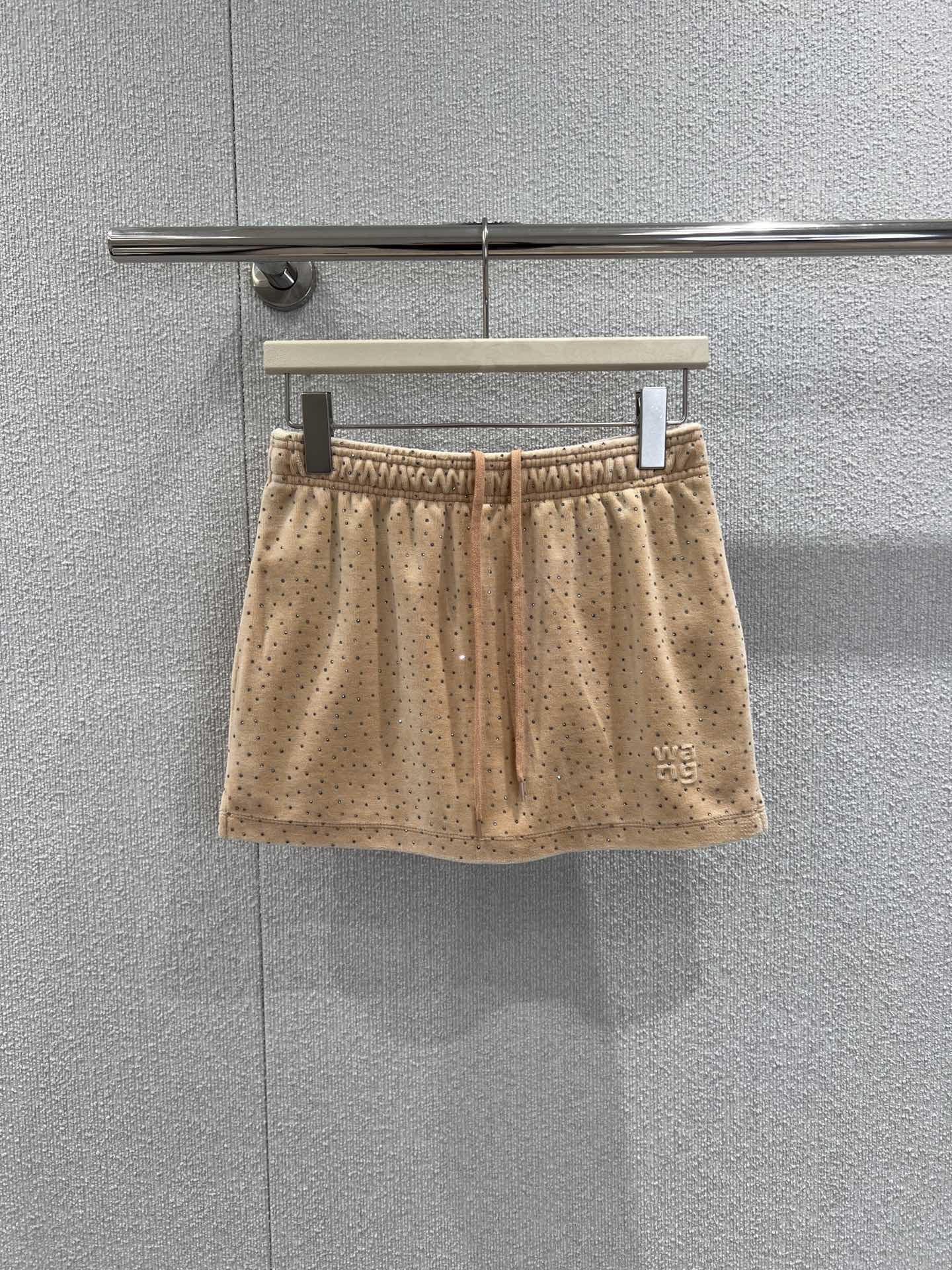 NO:686773,Supports exchange Alexan*er Wang 26Ss early spring new velvet hot diamond short skirt丨Exclusive high-end version!  The smooth velvet fabric has a delicate luster, and the all-over rhinestone design reflects tiny starlight under the light and shadow. The elastic waistband is matched with drawstring details. The short A-line cut neatly modifies the leg shape, and it is easy to achieve a sweet, cool and luxurious tone. Ready-made S/M/L real shot details,,skirts,19860909支持换款 Alexan*er Wang 26Ss早春新款 丝绒烫钻短款半裙丨独家高版出品！柔滑丝绒面料自带细腻光泽,满铺烫钻设计在光影下折射出细碎星光,松紧腰头搭配抽绳细节,短款A字剪裁利落修饰腿型,轻松拿捏甜酷轻奢腔调.现货发售S/M/L实拍细节图,,skirts,,Women's clothing