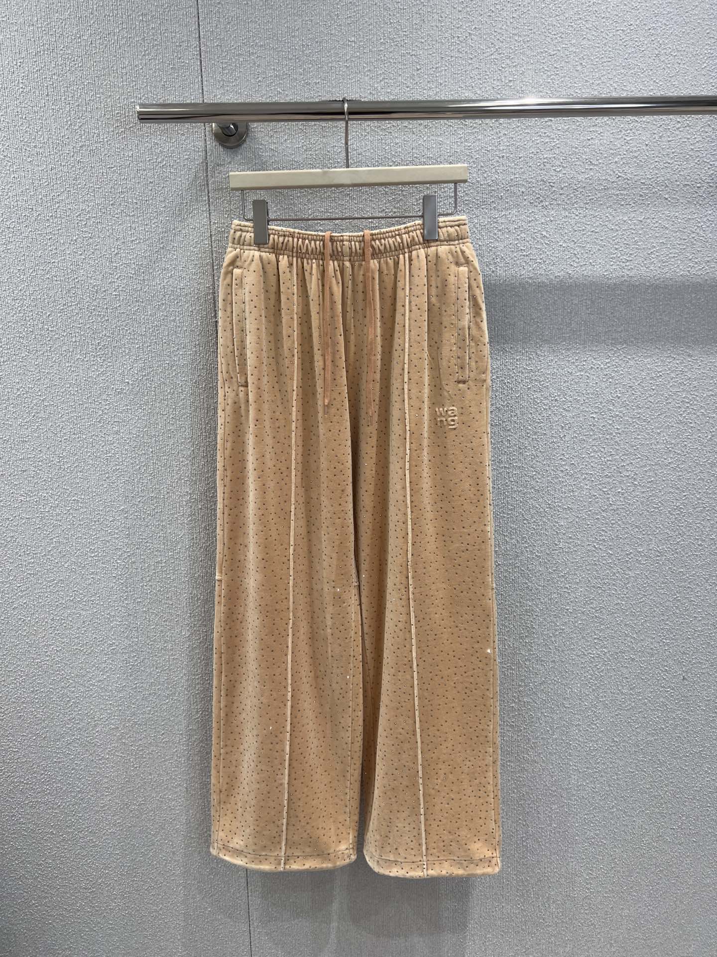 NO:686791,Pants support exchange. Alexandr*r wang 26SS early spring king style velvet hot diamond short hooded sweatshirt + wide-leg pants suit丨Exclusively developed by yb!  Top quality production!  The velvet base fabric is studded with hot diamonds and fine glitter. The hooded short sweatshirt has a high waistline and is paired with wide-leg pants of the same series. The milk tea color is gentle and dignified, while the smoky gray color is cool and versatile. A set of upper body can be worn directly on the upper body for a lazy and high-end feel. You can rely on it to hit the streets in early spring ~ Ready-made S/M/L real shot details, hoodie, sweatshirts, hats,19860909裤子支持换款 Alexand*r wang 26SS早春王炸款 丝绒烫钻短款连帽卫衣+阔腿裤套装丨独家yb开发！顶级高版出品！丝绒底布缀满烫钻细闪,连帽短款卫衣掐出高腰线,搭配同系列阔腿裤,奶茶色温柔显贵、烟灰色酷飒百搭,一套上身直接拿捏慵懒高级感,早春炸街就靠它～现货发售S/M/L实拍细节图,,hoodie,sweatshirts,hats,,Women's clothing