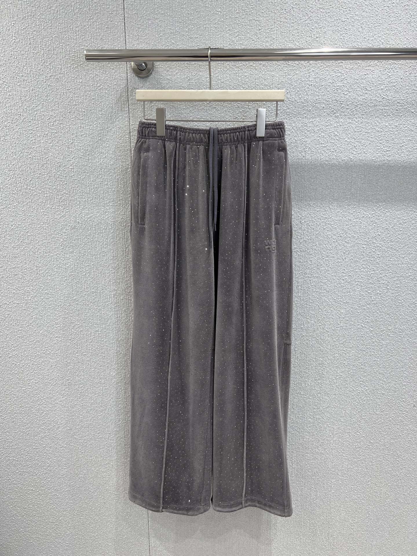 NO:686786,Pants support exchange. Alexandr*r wang 26SS early spring king style velvet hot diamond short hooded sweatshirt + wide-leg pants suit丨Exclusively developed by yb!  Top quality production!  The velvet base fabric is studded with hot diamonds and fine glitter. The hooded short sweatshirt has a high waistline and is paired with wide-leg pants of the same series. The milk tea color is gentle and dignified, while the smoky gray color is cool and versatile. A set of upper body can be worn directly on the upper body for a lazy and high-end feel. You can rely on it to hit the streets in early spring ~ Ready-made S/M/L real shot details, hoodie, sweatshirts, hats,19860909裤子支持换款 Alexand*r wang 26SS早春王炸款 丝绒烫钻短款连帽卫衣+阔腿裤套装丨独家yb开发！顶级高版出品！丝绒底布缀满烫钻细闪,连帽短款卫衣掐出高腰线,搭配同系列阔腿裤,奶茶色温柔显贵、烟灰色酷飒百搭,一套上身直接拿捏慵懒高级感,早春炸街就靠它～现货发售S/M/L实拍细节图,,hoodie,sweatshirts,hats,,Women's clothing