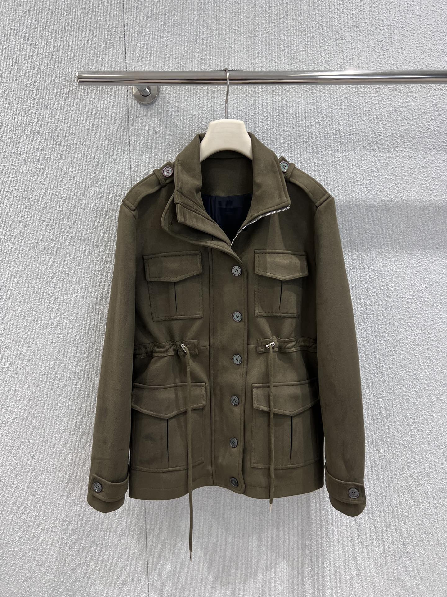 NO:687068,Support exchange, original designer model 26Ss early spring new model, multi-pocket military green drawstring suede jacket丨Exclusive high-end version!  Select environmentally friendly suede fabrics with a delicate and soft touch, and a retro matte texture. The multi-pocket design on the body is both practical and decorative, giving it a workwear atmosphere. The drawstring at the waist can be adjusted freely to easily outline the waistline or create an oversized and lazy feeling. The combination of lapels, metal snaps and zippers shows craftsmanship in every detail. Inner fit  A simple white T-shirt paired with a short skirt is a sweet and cool girly style; paired with jeans and Martin boots, it can also be worn as a street workwear style. One piece unlocks a variety of outfit possibilities in early spring and is the king of practical wear among designer styles. Ready-made S/M/L real shot details, versace, boots, skirts, jeans, jackets  & coats,jackets & coats,chamois leather,19860909支持换款 原创设计师款 26Ss早春新款 多口袋军绿色抽绳麂皮夹克外套丨独家高版出品！甄选质感环保麂皮面料,触感细腻软糯,自带复古哑光质感,衣身多口袋设计兼具实用性与装饰性,工装氛围拉满；腰部抽绳可自由调节,轻松勾勒腰线或营造oversize慵懒感,翻领与金属按扣、拉链的组合,细节处尽显匠心工艺.内搭简约白T配短裙,是甜酷少女风；搭牛仔裤与马丁靴,又能穿出街头工装范,一件解锁早春多种穿搭可能,是设计师款里的实穿王者.现货发售S/M/L实拍细节图,,versace,boots,skirts,jeans,jackets & coats,jackets & coats,chamois leather,,Women's clothing