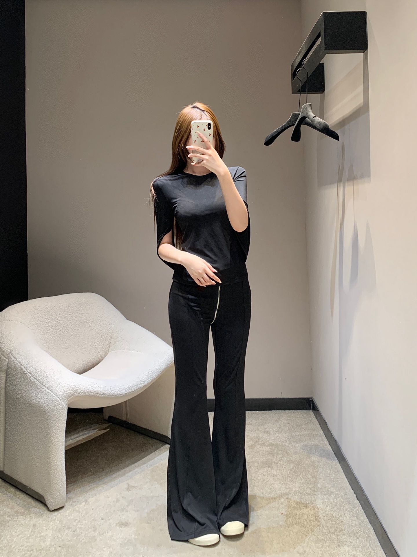 NO:686776,Tops and pants Alexan*er Wang 26Ss early spring new style matte draped back blouse + zipper pants set丨Exclusive high-end version!  The back blouse is draped to create smart lines, and the matte fabric has a high-end texture. Paired with zippered front pants, the neat tailoring outlines the slender legs. A complete set of black outfits, a perfect blend of casualness and coolness, full of aura when going out in early spring. Available now in S/M/L,,19860909上衣 裤子 Alexan*er Wang 26Ss早春新款 哑光垂褶后背罩衫+拉链裤子套装丨独家高版出品！后背罩衫以垂坠剪裁打造灵动线条,哑光面料自带高级质感,搭配前襟拉链微喇裤,利落剪裁勾勒修长腿型,一整套黑系穿搭,将随性与酷飒完美融合,早春出街气场拉满.现货发售S/M/L,,,Women's clothing