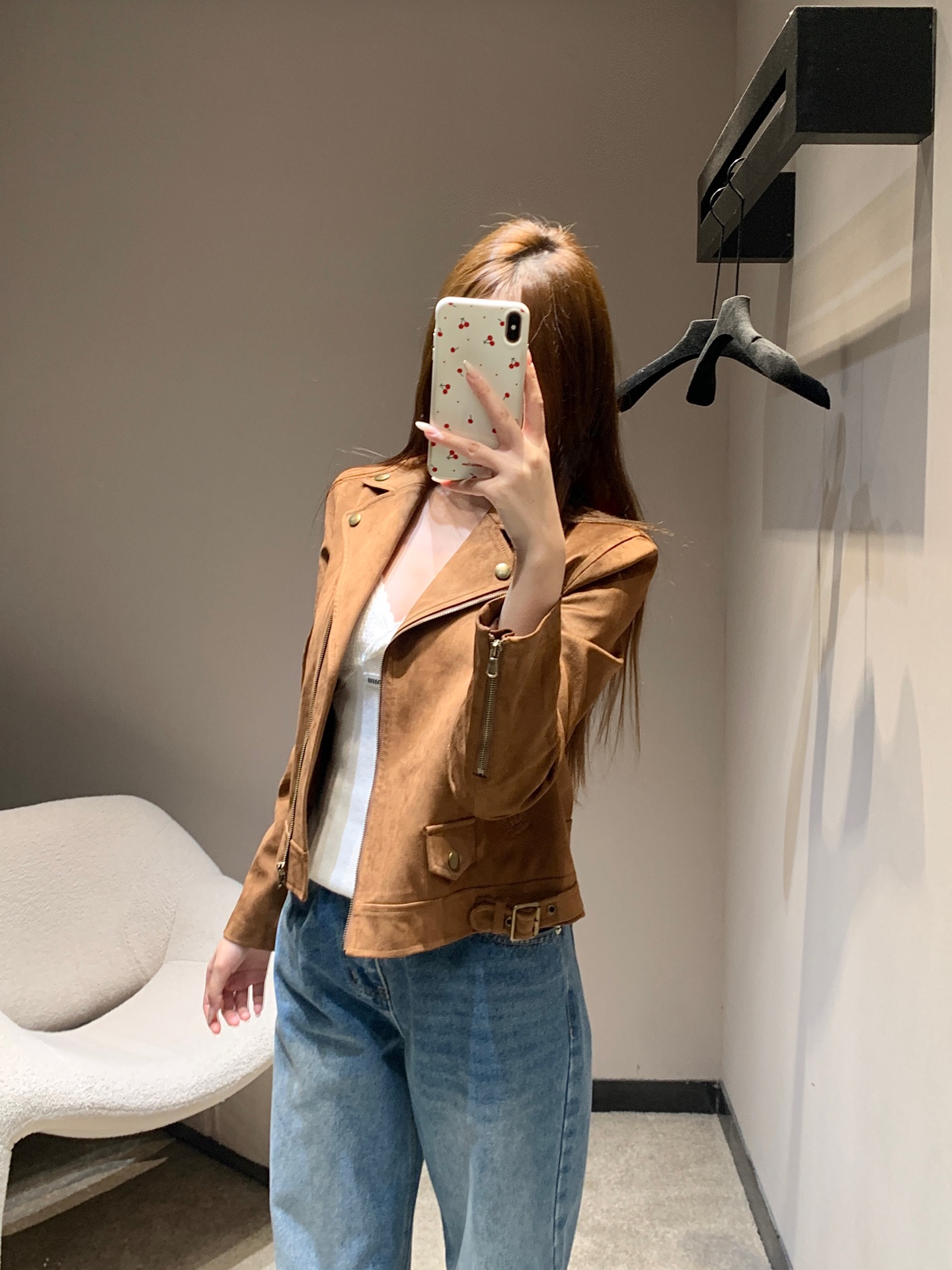 NO:686760,Miu Mi* 25FW new autumn and winter suede zipper jacket丨Exclusive high-end version!  The caramel-colored suede fabric has a warm texture. The motorcycle-style lapel is matched with metal snaps and zippers. The tough details collide with the sweet and cool girlish feeling. The brand logo embossed on the back hides the luxury brand ingenuity. The short cut optimizes the proportions and easily achieves the high-luxury retro accent. Ready for sale S/M/L,,miumiu,jackets & coats,jackets & coats,chamois leather,19860909Miu Mi* 25FW秋冬新款 麂皮绒拉链夹克外套丨独家高版出品！焦糖色麂皮绒面料自带温润质感,机车风翻领搭配金属按扣与拉链,硬朗细节碰撞少女甜酷感,后背压印品牌标识暗藏奢牌巧思,短款剪裁优化比例,轻松拿捏高奢复古腔调.现货发售S/M/L,,miumiu,jackets & coats,jackets & coats,chamois leather,,Women's clothing