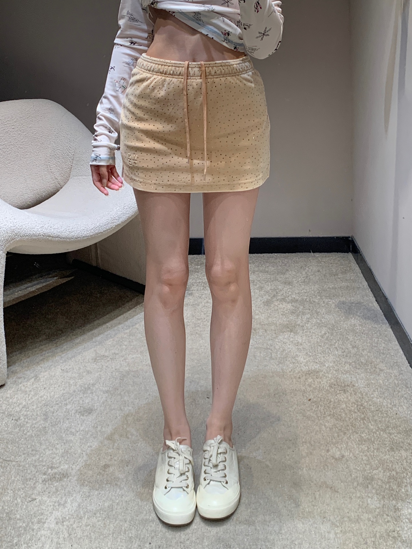 NO:686775,Alexan*er Wang 26Ss early spring new velvet hot diamond short skirt丨Exclusive high-end version!  The smooth velvet fabric has a delicate luster, and the all-over rhinestone design reflects tiny starlight under the light and shadow. The elastic waistband is matched with drawstring details. The short A-line cut neatly modifies the leg shape, and it is easy to achieve a sweet, cool and luxurious tone. Ready for sale S/M/L,,skirts,19860909Alexan*er Wang 26Ss早春新款 丝绒烫钻短款半裙丨独家高版出品！柔滑丝绒面料自带细腻光泽,满铺烫钻设计在光影下折射出细碎星光,松紧腰头搭配抽绳细节,短款A字剪裁利落修饰腿型,轻松拿捏甜酷轻奢腔调.现货发售S/M/L,,skirts,,Women's clothing