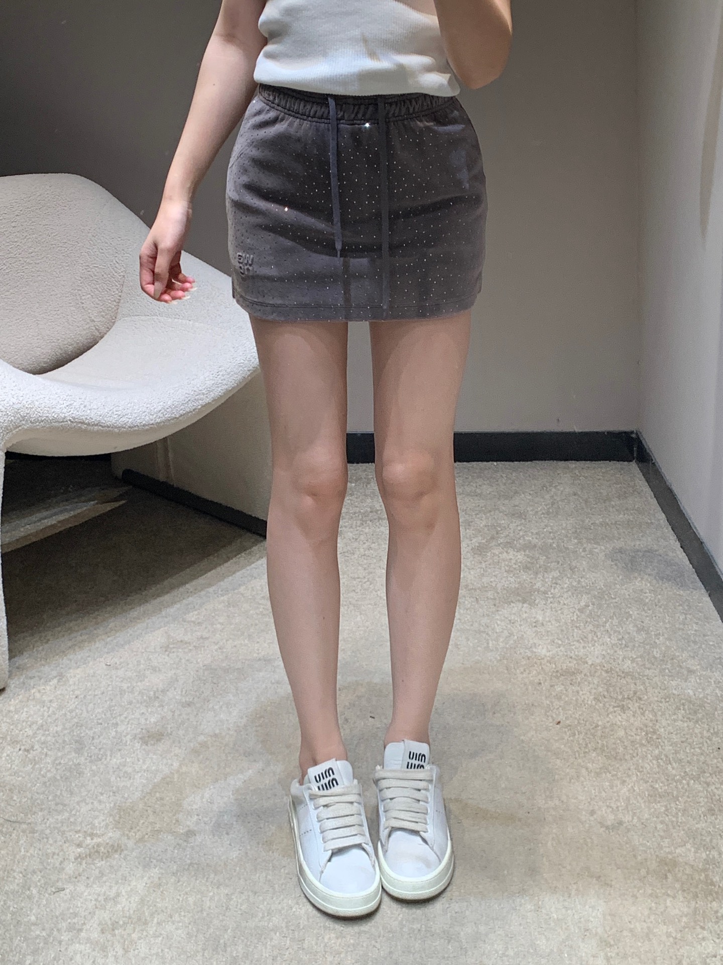 NO:686771,Alexan*er Wang 26Ss early spring new velvet hot diamond short skirt丨Exclusive high-end version!  The smooth velvet fabric has a delicate luster, and the all-over rhinestone design reflects tiny starlight under the light and shadow. The elastic waistband is matched with drawstring details. The short A-line cut neatly modifies the leg shape, and it is easy to achieve a sweet, cool and luxurious tone. Ready for sale S/M/L,,skirts,19860909Alexan*er Wang 26Ss早春新款 丝绒烫钻短款半裙丨独家高版出品！柔滑丝绒面料自带细腻光泽,满铺烫钻设计在光影下折射出细碎星光,松紧腰头搭配抽绳细节,短款A字剪裁利落修饰腿型,轻松拿捏甜酷轻奢腔调.现货发售S/M/L,,skirts,,Women's clothing