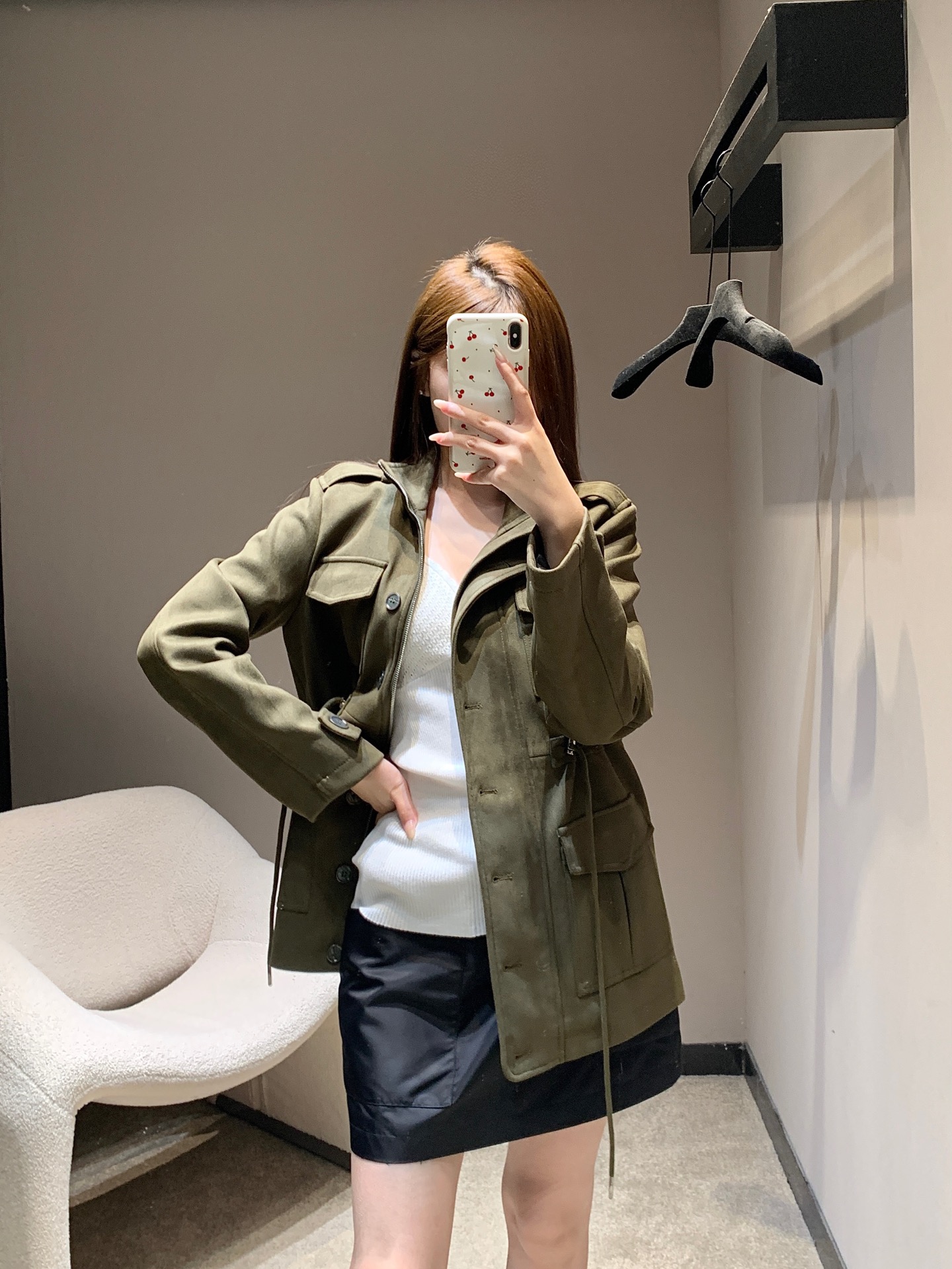 NO:687069,Original designer model 26Ss early spring new style multi-pocket military green drawstring suede jacket丨Exclusive high-end version!  The eco-friendly suede fabric is selected with a delicate and soft touch, and has a retro matte texture. The multi-pocket design on the body is both practical and decorative, giving it a workwear atmosphere. The drawstring at the waist can be adjusted freely to easily outline the waistline or create an oversized and lazy feeling. The combination of lapels, metal snap buttons and zippers show ingenuity in every detail.  Wear a simple white T-shirt with a short skirt, which is a sweet and cool girl style; wear it with jeans and Martin boots, and you can also wear a street work style. One piece unlocks a variety of outfit possibilities in early spring, and is the king of practical wear among designer styles. Available in stock S/M/L, versace, boots, skirts, jeans, jackets  & coats,jackets & coats,chamois leather,19860909原创设计师款 26Ss早春新款 多口袋军绿色抽绳麂皮夹克外套丨独家高版出品！甄选质感环保麂皮面料,触感细腻软糯,自带复古哑光质感,衣身多口袋设计兼具实用性与装饰性,工装氛围拉满；腰部抽绳可自由调节,轻松勾勒腰线或营造oversize慵懒感,翻领与金属按扣、拉链的组合,细节处尽显匠心工艺.内搭简约白T配短裙,是甜酷少女风；搭牛仔裤与马丁靴,又能穿出街头工装范,一件解锁早春多种穿搭可能,是设计师款里的实穿王者.现货发售S/M/L,,versace,boots,skirts,jeans,jackets & coats,jackets & coats,chamois leather,,Women's clothing