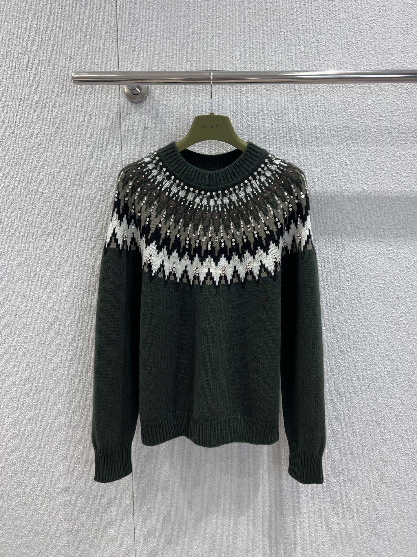 NO:686752,Supports exchange Guc*i 25FW new autumn and winter jacquard crystal embroidered round neck knitted woolen sweater丨Exclusively developed by yb!  High quality production!  The fine wool knitted fabric is selected, which is soft, skin-friendly and warm. The jacquard pattern from the neckline to the shoulders is classic and retro, and the scattered crystal embroidery is the finishing touch. The light flows through and reflects the fine luster, which makes it full of sophistication. The contrasting design of black base and white jacquard is simple yet reveals a high-end texture.  Whether paired with a short skirt to create a sweet and cool style, or paired with shorts and jeans for a casual route, it can easily hold up in various scenes. It is a versatile luxury item in the autumn and winter wardrobe. Ready-made S/M/L real shot details, gucci, skirts, shorts, jeans,19860909支持换款 Guc*i 25FW秋冬新款 提花水晶刺绣圆领针织羊毛衫丨独家yb开发！高版出品！甄选细腻羊毛针织面料,软糯亲肤又兼具保暖性,领口至肩部的提花图案经典复古,错落点缀的水晶刺绣更是点睛之笔,光线流转间折射出细碎光泽,将精致感拉满.黑底配白色提花的撞色设计,简约中透着高级质感,无论是搭配短裙打造甜酷风,还是配短裤、牛仔裤走休闲路线,都能轻松hold住各种场景,是秋冬衣橱里的百搭奢品.现货发售S/M/L实拍细节图,,gucci,skirts,shorts,jeans,,Women's clothing