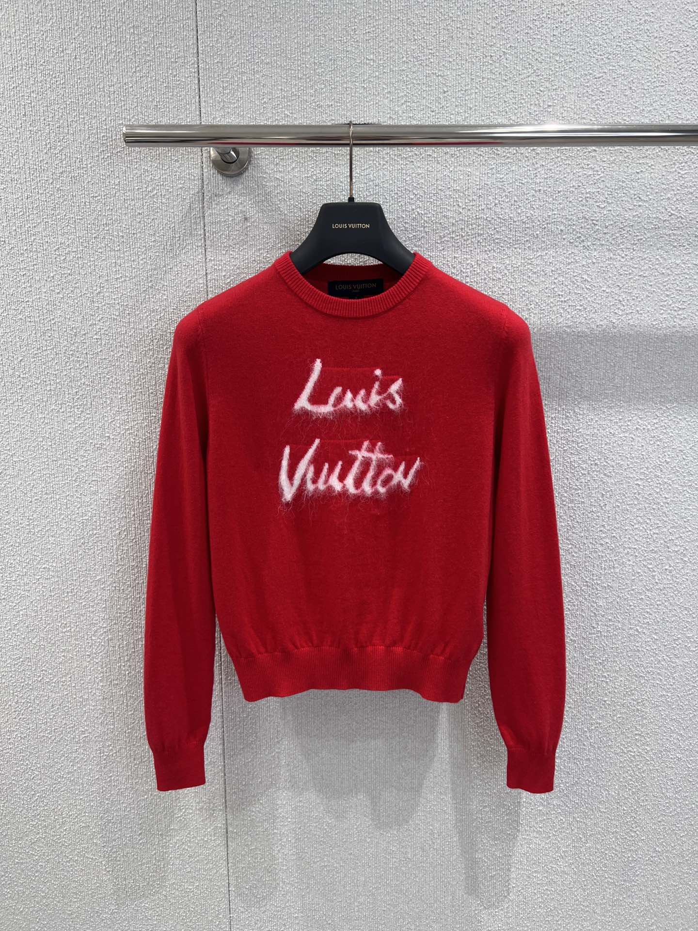 NO:686758,Support exchange Louis Vuitt*n 26 New Year limited edition wool round neck ribbed pullover sweater丨Exclusive high-end version!  Kick off the New Year atmosphere with a touch of fiery red, which is the perfect addition to your festive wardrobe!  Selected soft alpaca blended fabric, fluffy and light to the touch. The white plush letter pattern on the body collides with the red background to create a strong visual tension. The details show the brand's ingenuity. The short and loose version is very tolerant to the body. It can be easily matched with jeans, suit pants or red shorts of the same series. Whether it is a New Year party or a daily outing, it can make you the center of attention and wear the elegant New Year style on your body. Ready-made S/M/L real shot details, louis  vuitton,shorts,jeans,business suit,19860909支持换款 Louis Vuitt*n 26新年限定款 羊毛圆领罗纹套头针织衫丨独家高版出品！以一抹炽热正红开启新春氛围感,是节日衣橱里的点睛之选！精选柔软羊驼毛混纺面料,触感蓬松轻盈,衣身的白色毛绒字母图案与正红底色碰撞出强烈视觉张力,细节处尽显品牌匠心.短款宽松版型对身材包容性极强,搭配牛仔裤、西装裤或同系列红色短裤都能轻松出彩,无论是新年聚会还是日常出街,都能让你成为焦点,把奢雅年味穿在身上.现货发售S/M/L实拍细节图,,louis vuitton,shorts,jeans,business suit,,Women's clothing