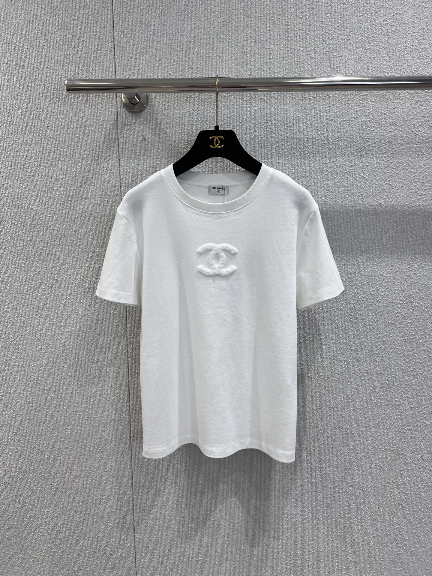 NO:760714,Support exchange Chan*l 26C advanced handicraft workshop series towel embroidered logo round neck short-sleeved T-shirt丨Exclusive high-end version!  It is the finishing touch among the basic models of luxury brands!  Made of selected high-count cotton, it feels soft and skin-friendly, and has both breathability and stiffness. It is suitable for daily wear alone or layered. The iconic double C on the chest is made of three-dimensional towel embroidery, and the plush texture is fluffy and three-dimensional, breaking the monotony of solid-color T-shirts and providing a low profile.  The tone shows the exquisite details of the haute couture workshop. The classic black and white colors are available, and the simple round neck tailoring is not flattering on the body shape. Whether it is paired with jeans for a casual style, it can easily create a luxurious atmosphere. It is a practical and noble versatile tool in the wardrobe!  Ready sale S/M/L real shot details, chanel, jeans, T-shirt, tees, t-shirt,19860909支持换款Chan*l 26C高级手工坊系列 毛巾绣logo圆领短袖T恤丨独家高版出品！是奢牌基础款里的点睛之作！精选高支棉料打造,触感柔软亲肤,兼具透气度与挺括感,日常单穿或叠搭都适配.胸前标志性双C采用立体毛巾绣工艺,毛绒质感蓬松立体,打破纯色T恤的单调感,低调中尽显高定手工坊的精致细节.经典黑白两色可选,简约圆领剪裁不挑身形,无论是搭配牛仔裤打造休闲风,都能轻松拿捏奢雅氛围感,是衣橱里实穿又显贵的百搭利器！现货发售S/M/L实拍细节图,,chanel,jeans,T-shirt,tees，t-shirt,,Women's clothing