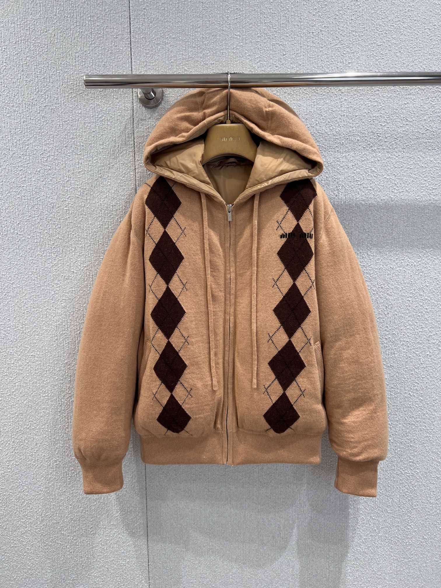 NO:686749,Comes with dust bag Miu Mi* 25FW new autumn and winter Maillard cashmere hooded down jacket丨Exclusively developed by yb!  Top quality production!  Selected soft and waxy cashmere fabrics are spliced into a down liner, which combines the delicate touch of cashmere with the warmth of down. The hooded design adds casualness, and the contrasting colors of caramel brown and dark brown are in line with the Maillard trend. The loose version is very friendly to various body shapes, and can easily create an oversized and lazy style. Whether it is paired with a short skirt  Whether you go the sweet girl route or pair it with jeans for a casual outfit, it can be perfectly matched, cleverly blending Miu's iconic girly sweetness with winter pragmatism. Ready-made S/M/L real shot details, miumiu, versace, skirts, jeans, jackets  & coats,down jacket,hats,19860909配防尘袋 Miu Mi* 25FW秋冬新款 美拉德羊绒连帽羽绒服外套丨独家yb开发！顶级高版出品！精选软糯羊绒面料拼接羽绒内胆,兼顾了羊绒的细腻触感与羽绒的保暖性能,连帽设计增添休闲随性,焦糖棕与深棕的撞色契合美拉德风潮,宽松的版型对各种身形都十分友好,轻松打造oversize慵懒范.不管是搭配短裙走甜妹路线,还是配牛仔裤打造休闲穿搭,都能完美适配,将Miu标志性的少女甜趣与冬日实用主义巧妙融合.现货发售S/M/L实拍细节图,,miumiu,versace,skirts,jeans,jackets & coats,down jacket,hats,,Women's clothing